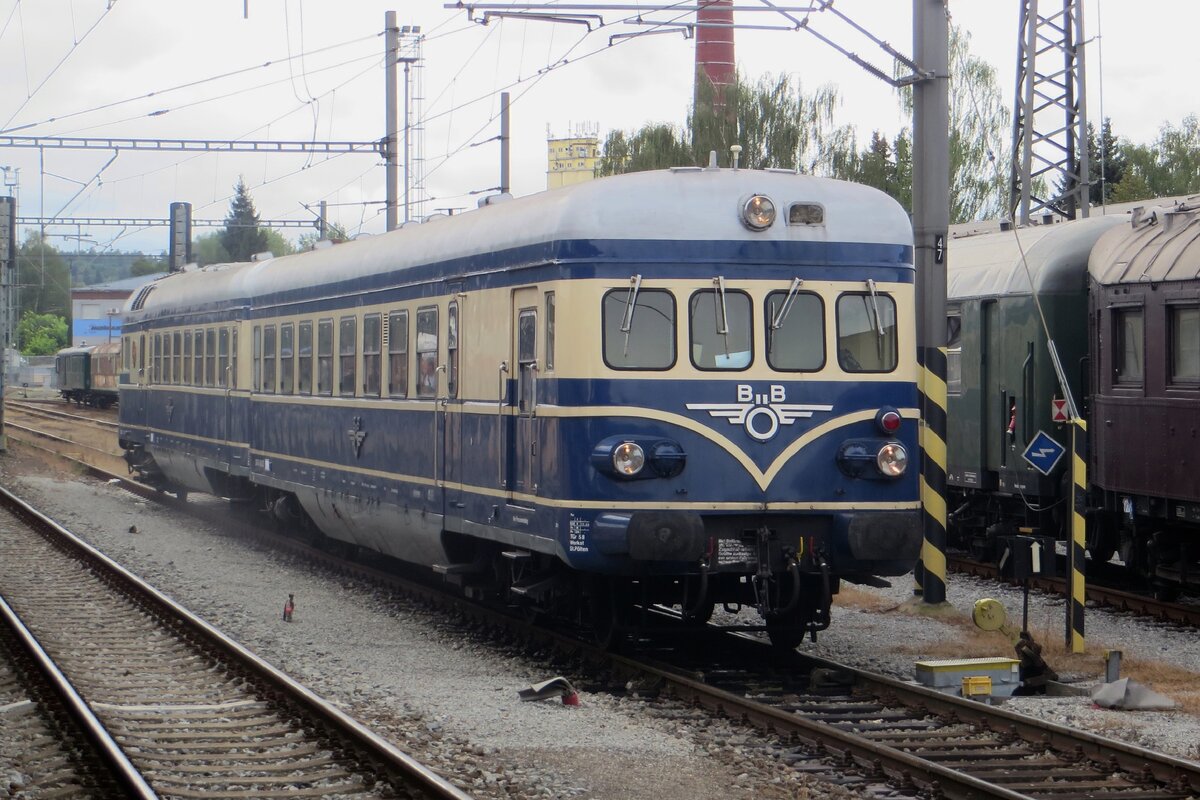 ÖGEG 6645.02 -hinterer Teil des 5145.11- steht am 11 September 2022 in Benesov u Prahy und wird -zwischen das Museumsbetrieb von 17 Museumsfahrzeuge durch- ein S-Bahndienst nach Vlasim versichern.