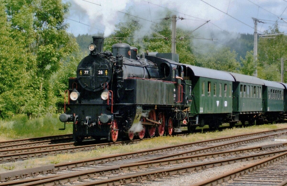 ÖGEG 77.28 steht am 31 Mai 2009 mit ein Dampfpendel in Timelkam.