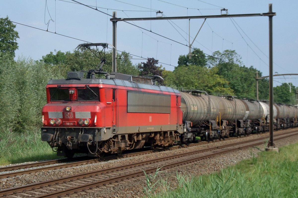 Ölzug mit 1614 durcheilt Dordrecht Zuid am 20 Augustus 2016.