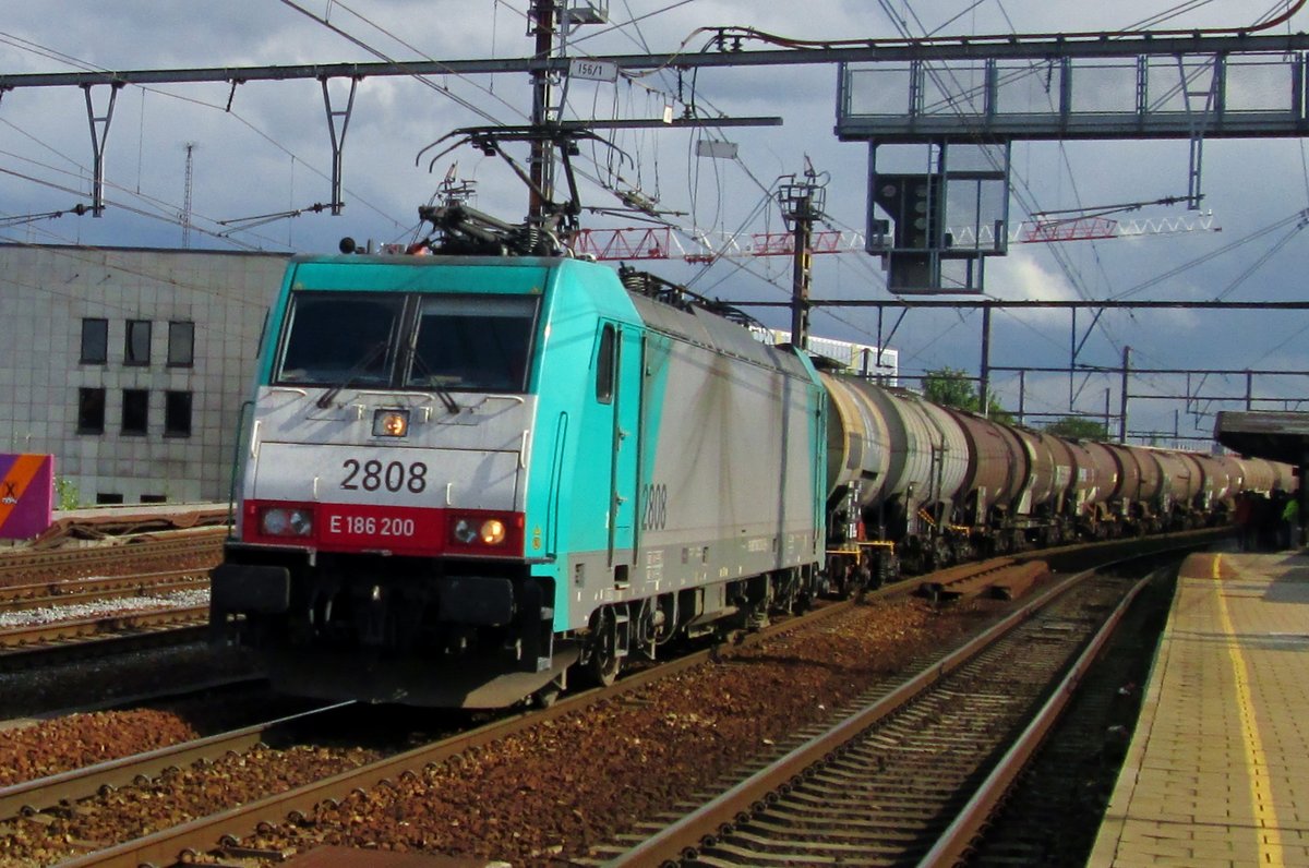 Ölzug mit 2808 durchfahrt am 22 Mai 2014 Antwerpen-Berchem.