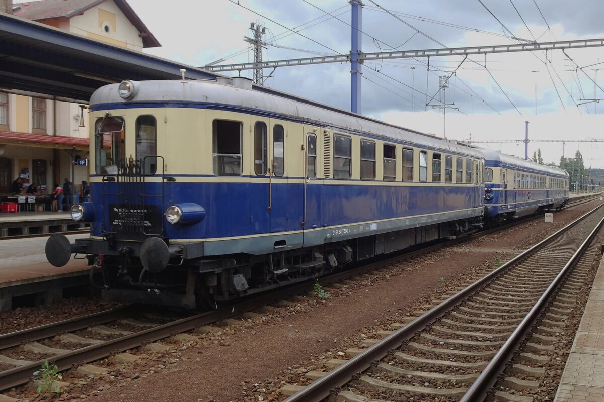 ÖSEK 5042.14 steht am 10 September 2022 in Benesov u Prahy. Laut die Organisatoren von dieser Spektakel STEAM53, STeam Story Agency, könnte die STEAM-edition von 2026 die letzte in die Tschechei sein, weil dort ECTS überall rach Einmarsch hat, wass zum schwere Bedingungen für Einsatze von Museumszüge leiden soll.