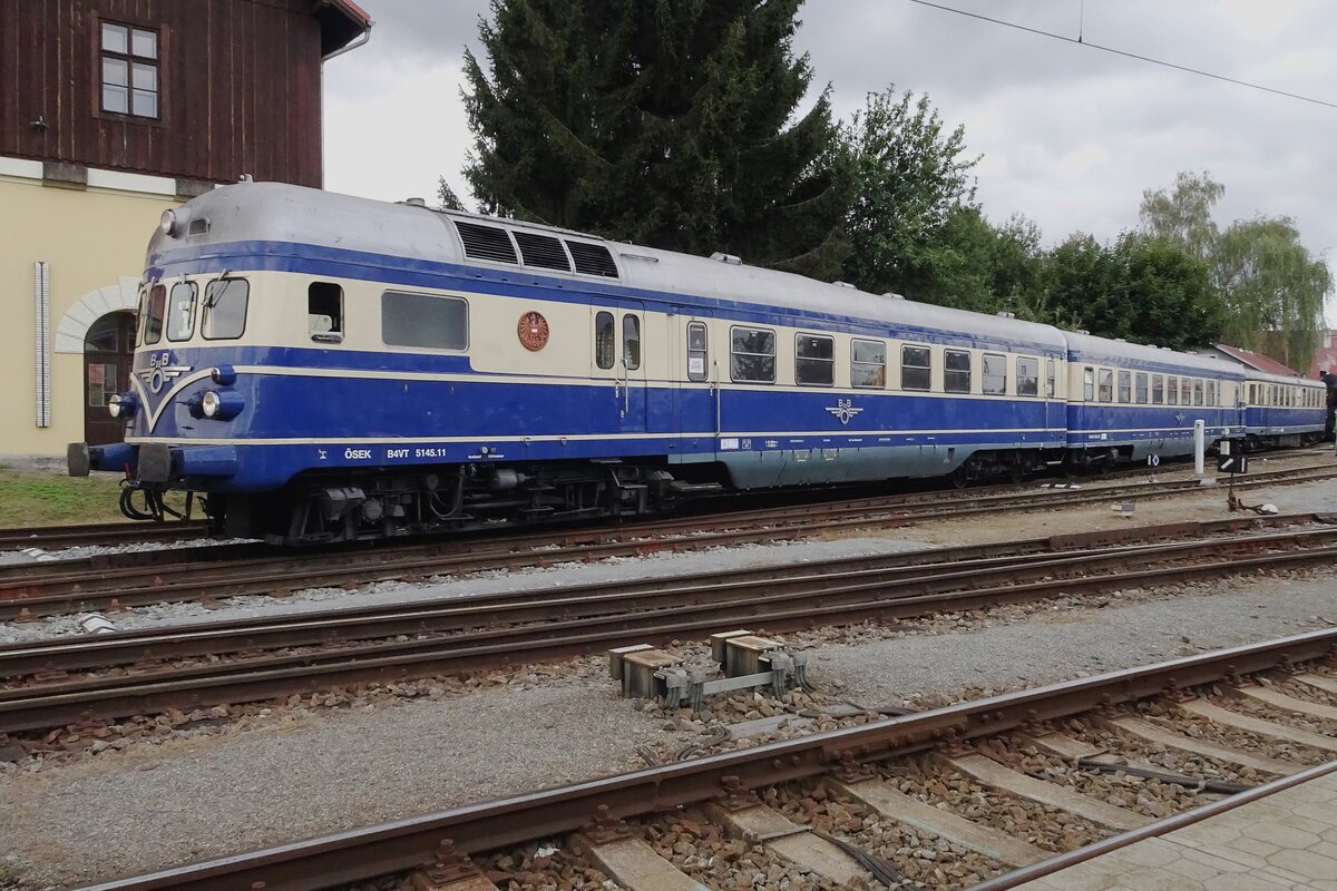 ÖSEK 5145.11 steht am 10 September 2022 in Benesov u Prahy während das Spektakel STEAM53, organisiert von Steam Story Agency; der Blauer Blitz war nür ein von 17 MUseumszuggarnituren die innerhalb ein Wochenende nmehr als 30 Extrazüge einlegten.