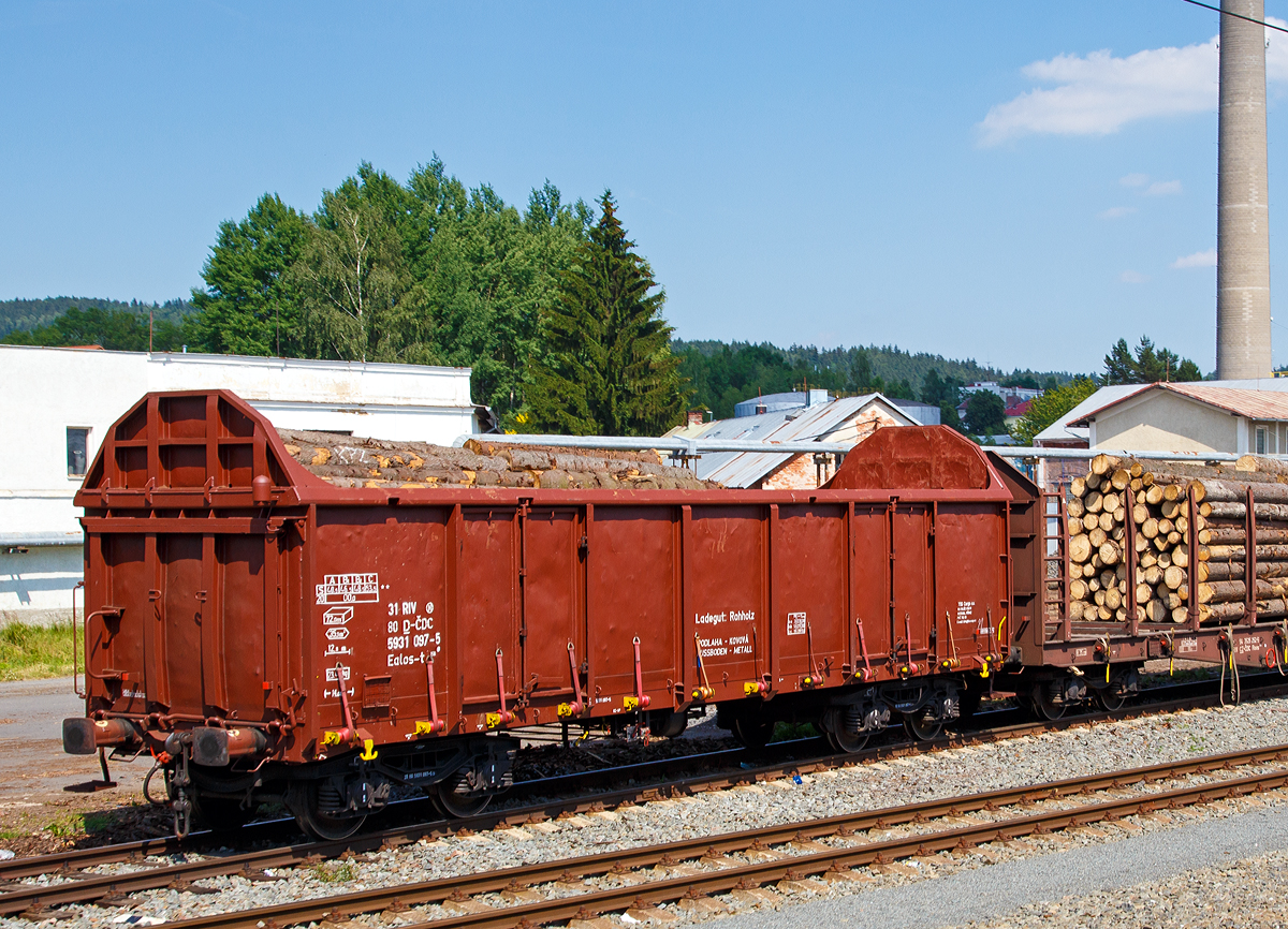 Offener Drehgestell-Gterwagen mit vier Radstzen 31 RIV 80 D-ČDC 5931 097-5, der Gattung Ealos-t 058, der ČD Cargo, fr Rundholz, abgestellt am 01.07.2015 beim Bahnhof Marinsk Lzně (deutsch Marienbad). 

Technische Daten: 
Lnge ber Puffer: 14.040 mm
Drehzapfenabstand: 9.000 mm
Gesamter Radsatzstand: 10.800 mm
Ladelnge: 12.800 mm
Ladebreite: 2.760  mm
Ladehhe: 2.900 - 3.100  mm
Ladeflche: 35,0 m
Laderaum: 72,0 m
Trffnung(B  H): 1.800  1.900  mm (2 je Lmgsseite)
Wagenhhe: 4.255 mm
Fubodenhhe ber SO: 1.240 mm
Hchstgeschwindigkeit leer/beladen: 120 / 100 km/h
Maximales Ladegewicht: 62,0 t
Eigengewicht: 23.400 kg
Drehgestell-Radsatzstand:  1.800  mm
Bauart der Bremse:  KE-GP
Kleinster bef. Gleisbogenradius:  35  m