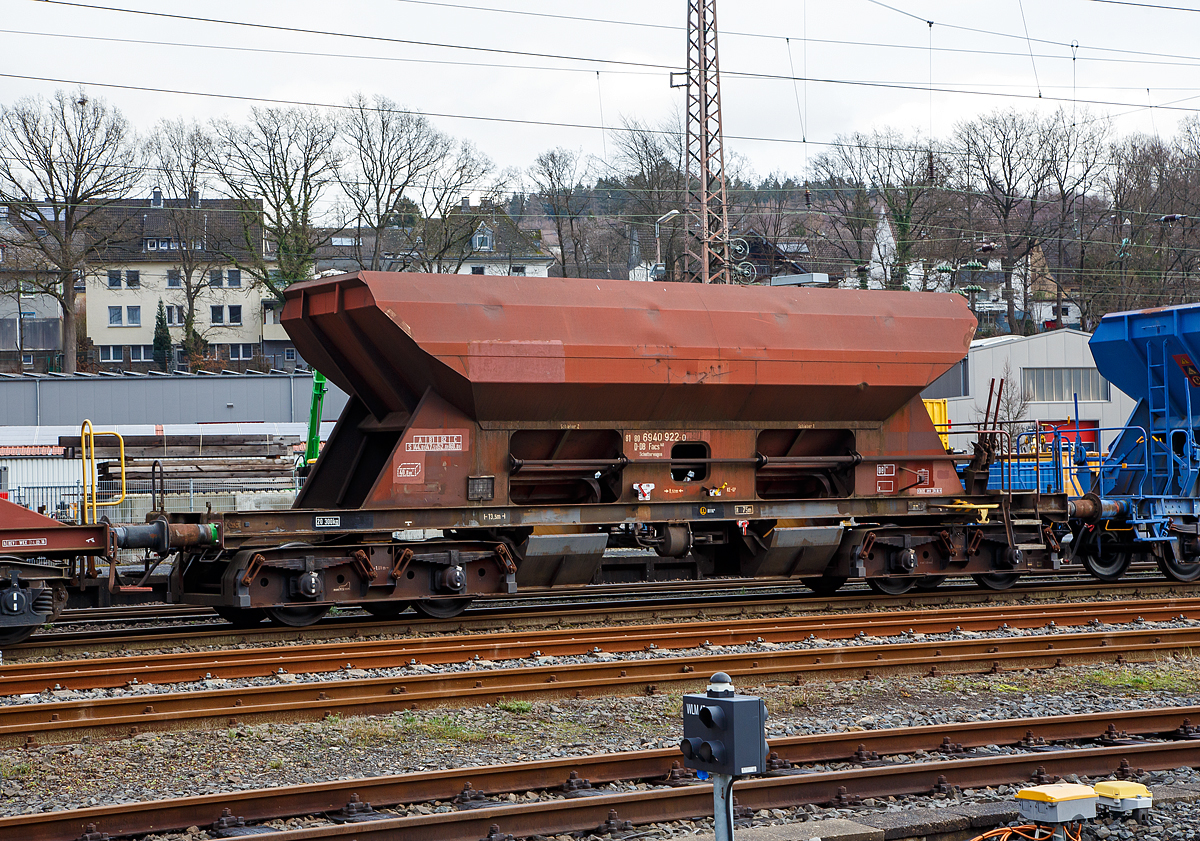 Offener Drehgestell-Schotterwagen (ex Schotterwagen 268), 81 80 6940 922-0 D-DB, der Gattung Facs 140 (Schotterwagen) abgestellt im Zugverband am 30.12.2020 in Kreuztal. 

Diese Schüttgutwagen mit vier Radsätzen, dienen zur Gleisbeschotterung. Die Wagen der Bauart Facs 140 sind durch Umzeichnung aus dem Dienstgüterwagen der Bauart 268 hervorgegangen. Der Wagen ist mit Beschotterungseinrichtungen ausgerüstet, die eine Entladung innerhalb und außerhalb des Gleises ermöglichen. Auf jeder Seite des Wagens sind zwei Rundschieber angeordnet, die durch Handhebel von der Bühne aus zu öffnen und zu schließen sind. Durch eine Klappensperre ist es möglich, neben der vollen Schieberöffnung von 500 mm in Abstufungen von ca. 20 mm kleinere Schieberöffnungen bis auf 200 mm einzustellen. Für besondere Fälle können abnehmbare Rutschenverlängerungen an den Beschotterungstrichtern eingehängt werden. Da die Rutschenverlängerungen aus der Fahrzeugbegrenzung herausragen, dürfen sie aus sicherheitstechnischen Gründen nur nach vorheriger Prüfung und Zustimmung des Aufsichtsführenden eingesetzt werden und müssen unmittelbar nach dem Einsatz entfernt werden.

Das Untergestell sowie der Wagenkasten sind aus Walzprofilen bzw. Blechen aus Werkstoff  St 52-2 (S355J2) geschweißt.

TECHNISCHE DATEN:
Spurweite: 1.435 mm (Normalspur)
Achsanzahl: 4
Länge über Puffer: 13.540 mm
Drehzapfenabstand: 8.500 mm
Achsabstand im Drehgestell: 1.800 mm
Laufraddurchmesser: 920 mm (neu)
Länge der Beladeöffnung: 8.820 mm
Breite der Beladeöffnung:1.900 mm
Zulade Volumen: 40 m³
Eigengewicht: 20.300 kg
Max. Zuladung: 60,0 t (ab Streckenklasse C) 
Höchstgeschwindigkeit: 100 km/h
Kleinster bef. Gleisbogenradius: 75 m
Bremse: KE-GP (LL)
Bremssohle: IP 116
Intern. Verwendungsfähigkeit: nein