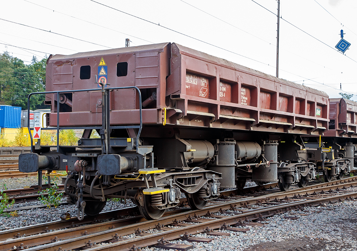 Offener Schttgutkippwagen (Zweiseitenkippwagen) mit pneumatischer Bettigung und vier Radstzen der Gattung Fas 680, eingestellt 33 80 6800 026-8 D-ORME der On Rail Gesellschaft fr Eisenbahnausrstung und Zubehr mbH (Mettmann), abgestellt am 15.10.2016 in Kreuztal. 

Diese Zweiseitenkippwagen vom Typ Fas680 dienen dem Transport von Schttgut wie Schotter, Kies, Sand, Erde zur Ver- und Entsorgung von Bahnbaustellen.

Technische Daten:
Spurweite: 1.435 mm
Achsanzahl: 4 (in 2 Drehgesetllen)
Lnge ber Puffer: 12.540 mm
Drehzapfenabstand: 7.500 mm
Achsabstand im Drehgestell: 1.800 mm
Laderaum: 31 m 
Ladeflche: 26,0 m
Hchstgeschwindigkeit: 100 km/h
Maximales Ladegewicht: 52 t 
Eigengewicht: 27.980 kg
Achslast: 20 t
Verwendungsfhigkeit: RIV
Bauart der Bremse: KE – GP – 16” 
Kleinster bef. Gleisbogenradius: 75 m