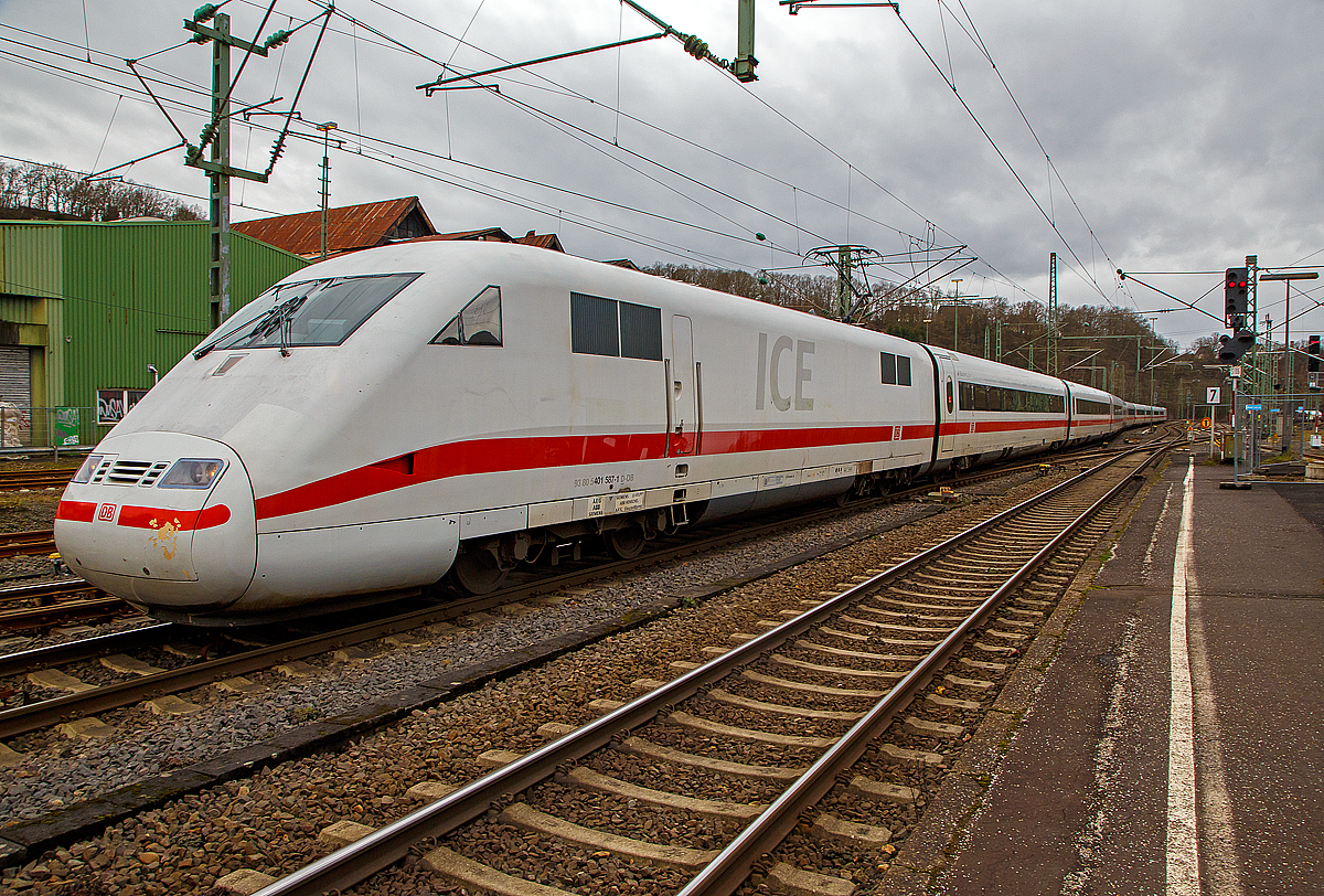 Oft Alltag, auf der Siegstrecke aber was ganz Besonderes, so war ich angenehm berrascht....
Der ICE 1 – Tz 187 „Mhldorf a. Inn“ (ex „Fulda“), gefhrt von dem Triebkopf 401 587-1 (93 80 5401 587- 1 D-DB) und am Zugschluss 401 087-2 (93 80 5401 087-2 D-DB), fhrt am 22.02.2022 vermutlich auf berfhrungsfahrt durch den Bahnhof Betzdorf (Sieg) in Richtung Siegen. Der Zug hatte vor Bahnhof zuvor kurz Hp 0, daher war die Geschwindigkeit hier gemchlich. Auffllig ist auch das der ICI 1 typische Buckel fehlt, so ist in diesen Zug kein Speisewagen (Bordrestaurant) eingereiht.  

Nochmals einen lieben Gru an das Triebfahrzeugfhrer Personal.

Der Triebzug entgleiste am 29. November 2017 als ICE 75 (Hamburg-Altona - Frankfurt(Main) – Basel - Zrich – Chur) zwischen Basel Badischer Bahnhof und Basel SBB mit Speisewagen und Servicewagen. Seit Oktober 2021 befindet sich der Zug mit den Wagen 1–6, 9, 11 und 12 wieder im Planbetrieb. Es fehlt somit das Bordrestaurant. Auerdem ist der Wagen 6 nun ein deklassierter  1.Klasse Wagen. Der Zug hat auch seit 2021 ETCS Baseline 3.4.0, besitzt aber nicht mehr die Zulassung fr die Schweiz und somit nur fr Deutschland.
