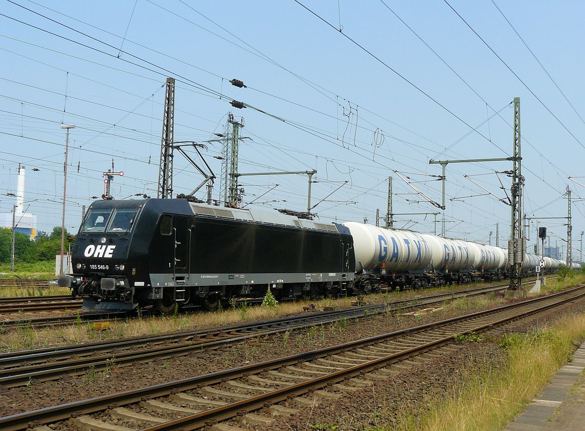 OHE (Osthannoversche Eisenbahnen AG) Lok 185 546-9 mit Kesselwagen-Ganzzug. G�terbahnhof Oberhausen West 03-07-2015.


OHE (Osthannoversche Eisenbahnen AG) loc 185 546-9 met ketelwagentrein. Goederenstation Oberhausen West 03-07-2015.