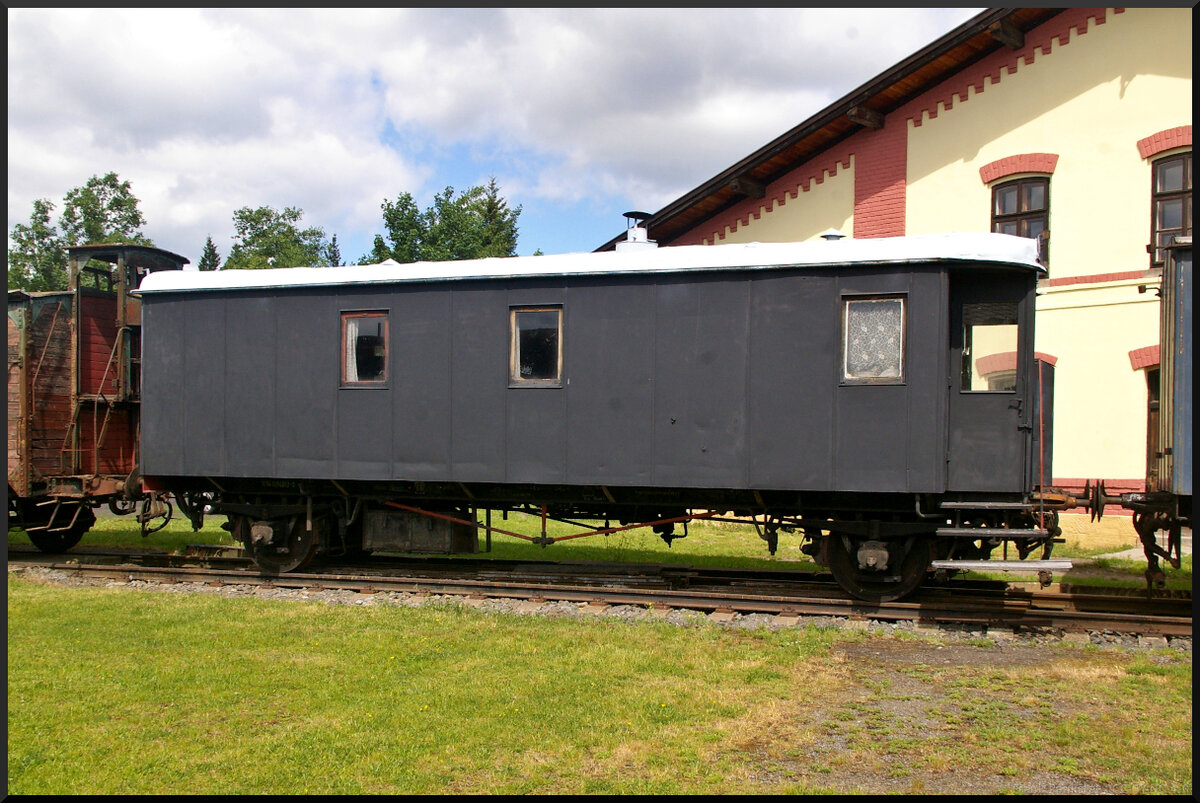 Ohne Aufschriften steht dieser mit einem Ofen ausgestatte Wagen neben dem Lokschuppen des Eisenbahnmuseum Jaroměř. Vermutlich war der Wagen bei der ČSD im Bahndiensteinsatz.

Jaroměř, 21.05.2022
