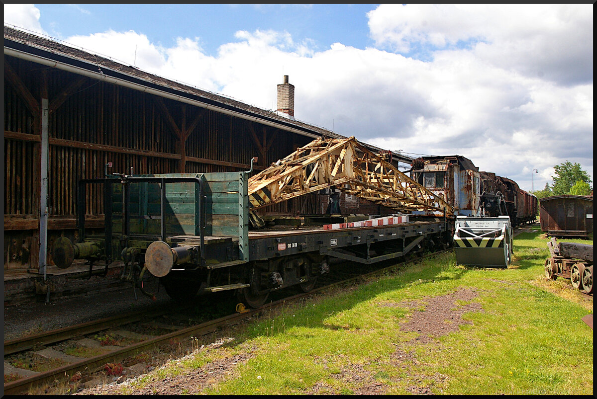 Ohne erkennbare Nummer stand dieser Schienenkran mit Gegenlastwagen auf einem Seitengleis im Eisenbahnmuseum Jaroměř. Vom Aussehen könnte es ein Kirow EDK 6 sein. Erkennbar war das er im Jahr 1955 gebaut wurde.

Jaroměř, 21.05.2022
