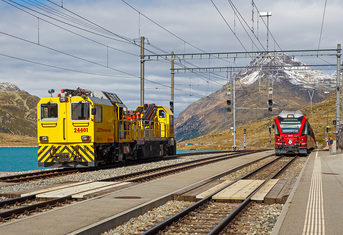 Ohne Halt fhrt der Bernina Express am 13.09.2017 ber den hchsten Punkt der Strecke, die Station Ospizio Bernina (Bernina Hospiz).  Ob die Reisenden wissen was ihnen hier oben entgeht?  Gefhrt wird der Bernina Express hier von dem  ALLEGRA-Zweispannungstriebzug RhB ABe 8/12 - 3515  Alois Carigiet .  

Links ist der RhB  Xmf 6/6 24401, ex 92020, ein Fahrleitungsturmwagen vom Typ Plasser & Theurer MTW 100.160 abgestellt.