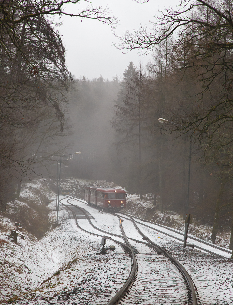 Ohne sie wäre der Bahnbetrieb (eigentlich nur Güterverkehr) hier nicht möglich.....
Die Spitzkehre Pfannenberg bei Neunkirchen-Salchendorf der Bahnstrecke Herdorf–Unterwilden eine priv. Strecke der Kreisbahn Siegen-Wittgenstein (Betriebsstätte Freien Grunder Eisenbahn - NE 447). Rechts geht es hinab nach Salchendorf, von die Strecke wieder geht bis Herdorf. In Blickrichtung geht es hinauf zum Pfannenberg, wo ehemals sich die Eisenerzgrube Pfannenberger Einigkeit befand (bis April 1962), heute Sitz der Schäfer Werke KG. Über diesen Anschluss erfolgt durch die Kreisbahn Siegen-Wittgenstein (KSW) jeden Werktag Tonnenweise die Zulieferung von Sahl Coils an die Schäfer Werke KG als Rohmaterial, als auch für ihren Handel mit deren Zuschnitten nach Kundenwunsch.

Eine Spitzkehre ist eine Bahnanlage, die dazu dient, unter möglichst geringen technischen Aufwand und mit wenig Platzbedarf einen Höhenunterschied zu überwinden. Sie besteht aus mindestens einem Stumpfgleis, wohin zwei Gleise einer steigungsreichen Eisenbahnstrecke über eine Weiche zusammenlaufen. Im Stumpfgleis nimmt der Zug einen Fahrtrichtungswechsel vor.

Eigentlich war und ist die Steigung nicht so das Problem, aber die Wagen sind schwer. Früher ging es mit beladenen Erzwagen hinab, heute geht es mit beladenen Coilwagen hinauf.

Hier am 26.01.2019 befindet sich Schienenbusgarnitur der VEB Vulkan-Eifel-Bahn Betriebsgesellschaft mbH auf Sonderfahrt (bestehend aus 798 670-6, 998 863-5 und 796 784-7) in der Spitzkehre.
