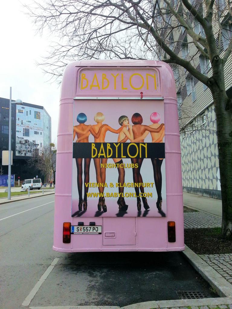 Oldtimer Bristol aus Salzburg als Werbebus in Wien beim Messezentrum 01/2018 gesehen.