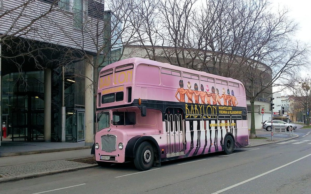 Oldtimer Bristol aus Salzburg als Werbebus in Wien beim Messezentrum 01/2018 gesehen.