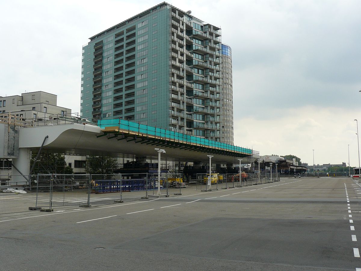 Omnibusbahnhof mit neue Brckenteile fr die Randstadrail (Stadtbahn). Den Haag Centraal Station 21-08-2015.

Busstation met in aanbouw zijnde brugdelen voor de Randstadrail.  Den Haag Centraal Station 21-08-2015.