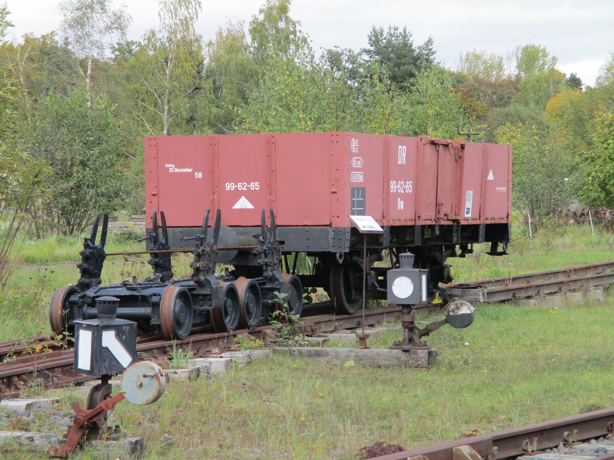 Ow 99-63-65 gehört der IG Hirzbergbahn e.V.Aufgenommen,am 22.Oktober 2023,in Georgenthal.