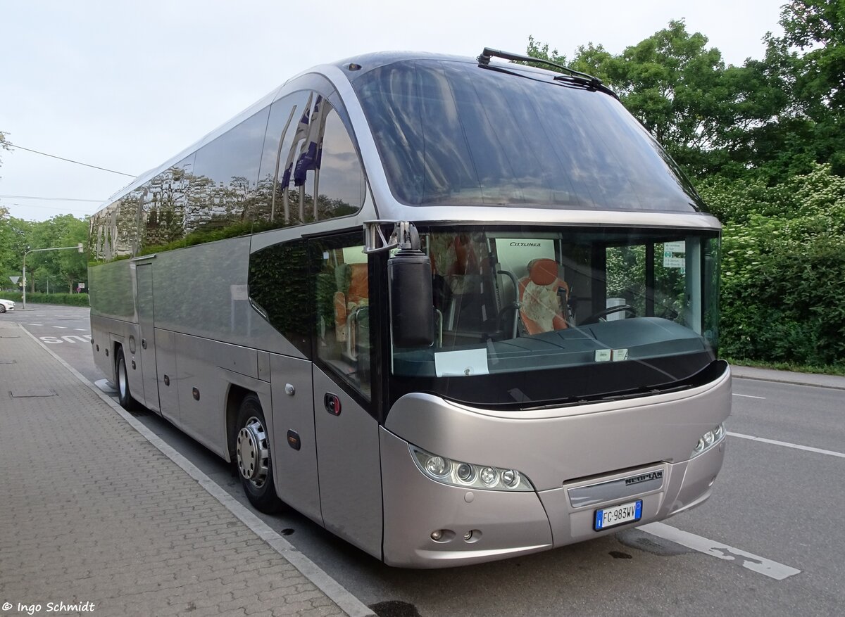 PAM Touring aus Cecina | FG-983WV | Neoplan N 1216 HD Cityliner | 19.05.2018 in Stuttgart