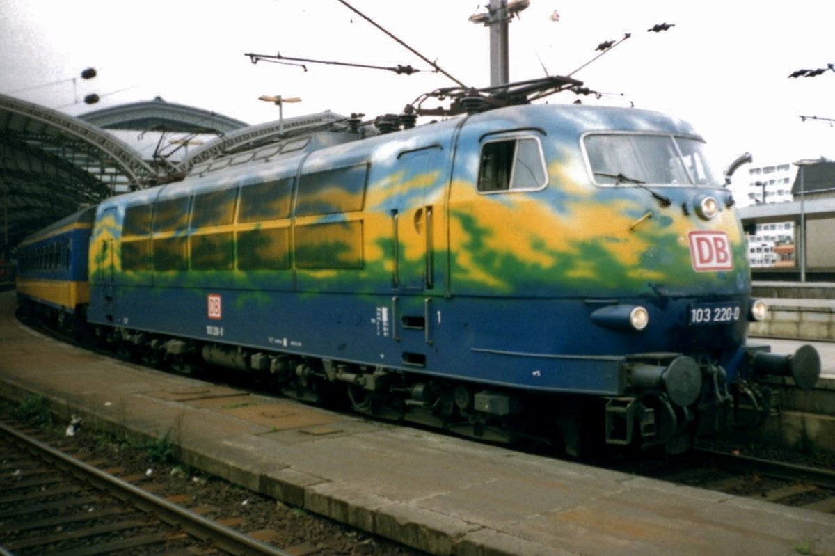 Paradiesvogel 103 220 ist mit D-Zug 1805 am 24 April 1998 in Köln Hbf angekommen.