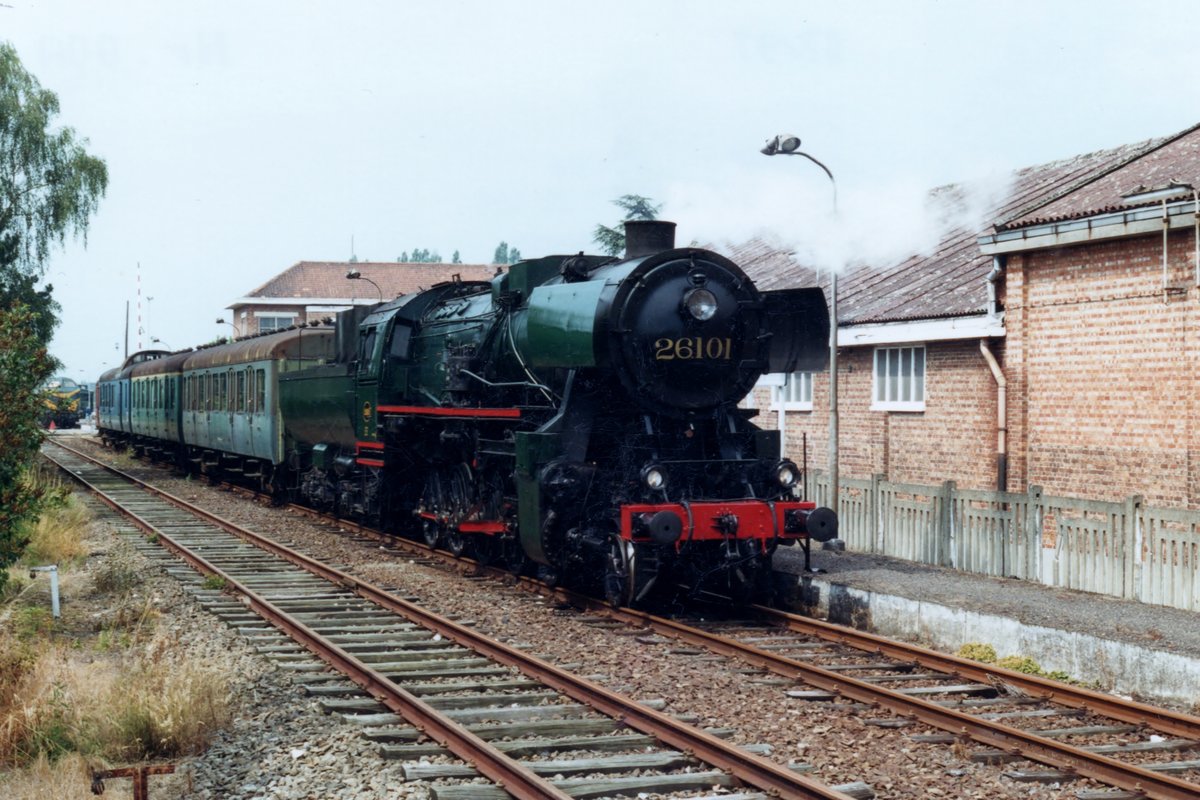 PFT Sonderzug mit 26.101 steht am 5 Juli 1997 in Baasrode.