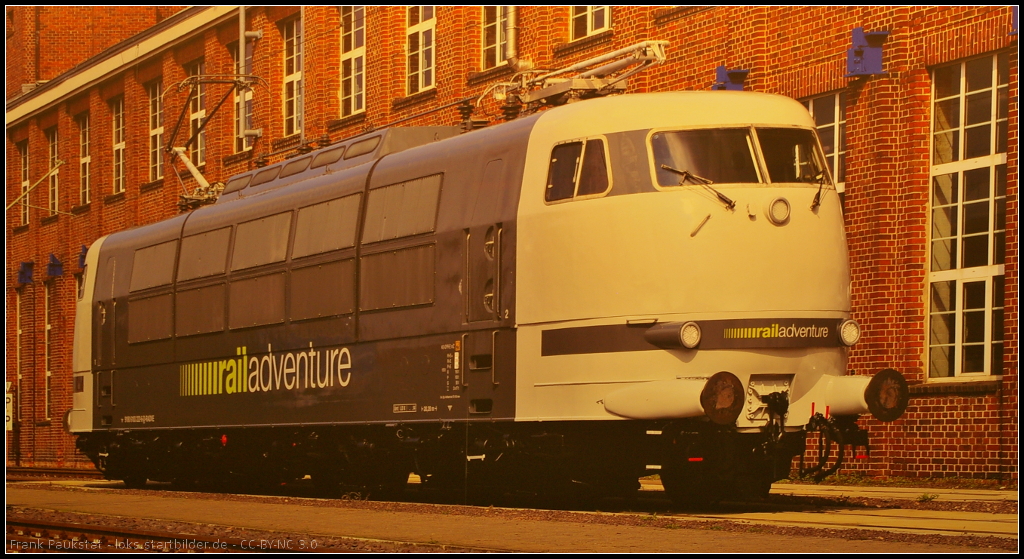 Picture of 103 222 at the booth of railadventure.

Am Messestand war auch ein Bild der ehemaligen DB 103 222-6 zu sehen. Die Lok war lange Zeit mit Messzügen zu beobachten gewesen, bevor sie dann 2014 an RailAdventure verkauft wurde.
