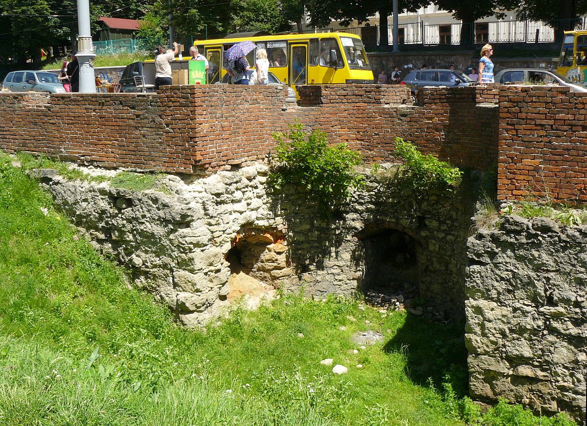 Pidvalna Straase. Lviv 20-06-2013.

Pidvalna straat resten van de oude stadsmuur. Lviv 20-06-2013.