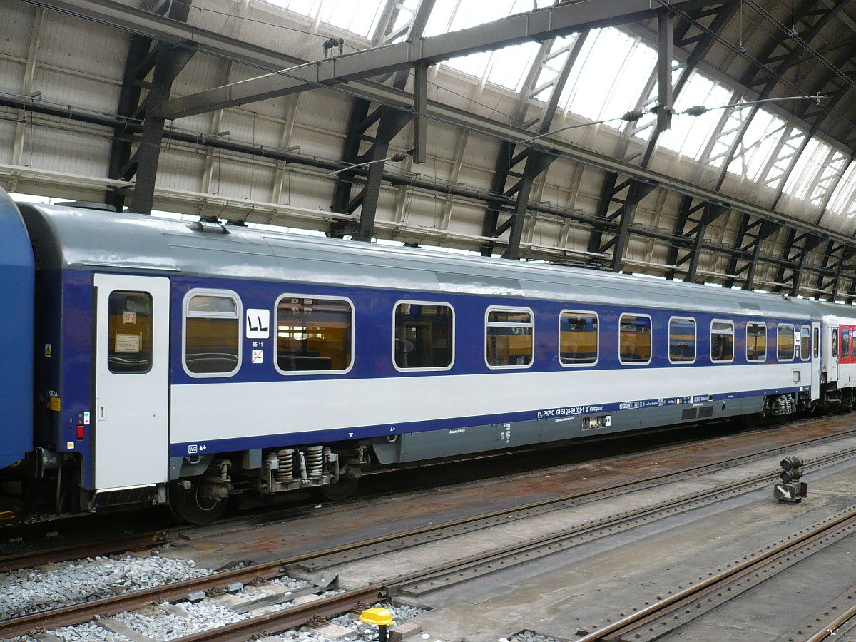 PKP B5mnopuvz Liegewagen mit Nummer 61 51 28-90 001 1 in Amsterdam Centraal Station, Niederlande am 04-06-2014.

PKP B5mnopuvz sleeperette slaapstoelrijtuig met nummer 61 51 28-90 001 1 in trein 456 spoor 7 Amsterdam CS 04-06-2014.