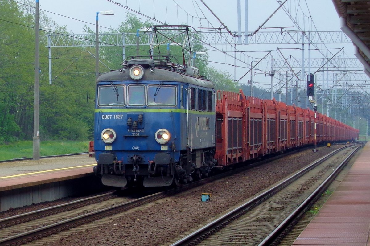 PKP Cargo EU07 -1527 zieht ein LGAG durch Rzepin am 3 Mai 2018.