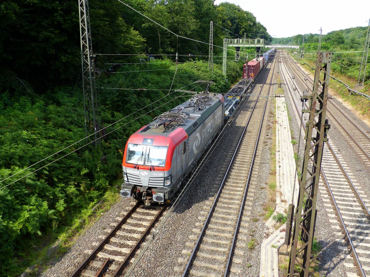 PKP Cargo Lok 193 506 (91 51 5370 018-1 PL-PKPC) Abzweig Lotharstrasse, Aktienweg, Duisburg, Deutschland 13-07-2017.

PKP Cargo loc 193 506 (91 51 5370 018-1 PL-PKPC) Abzweig Lotharstrasse, Aktienweg, Duisburg, Duitsland 13-07-2017.