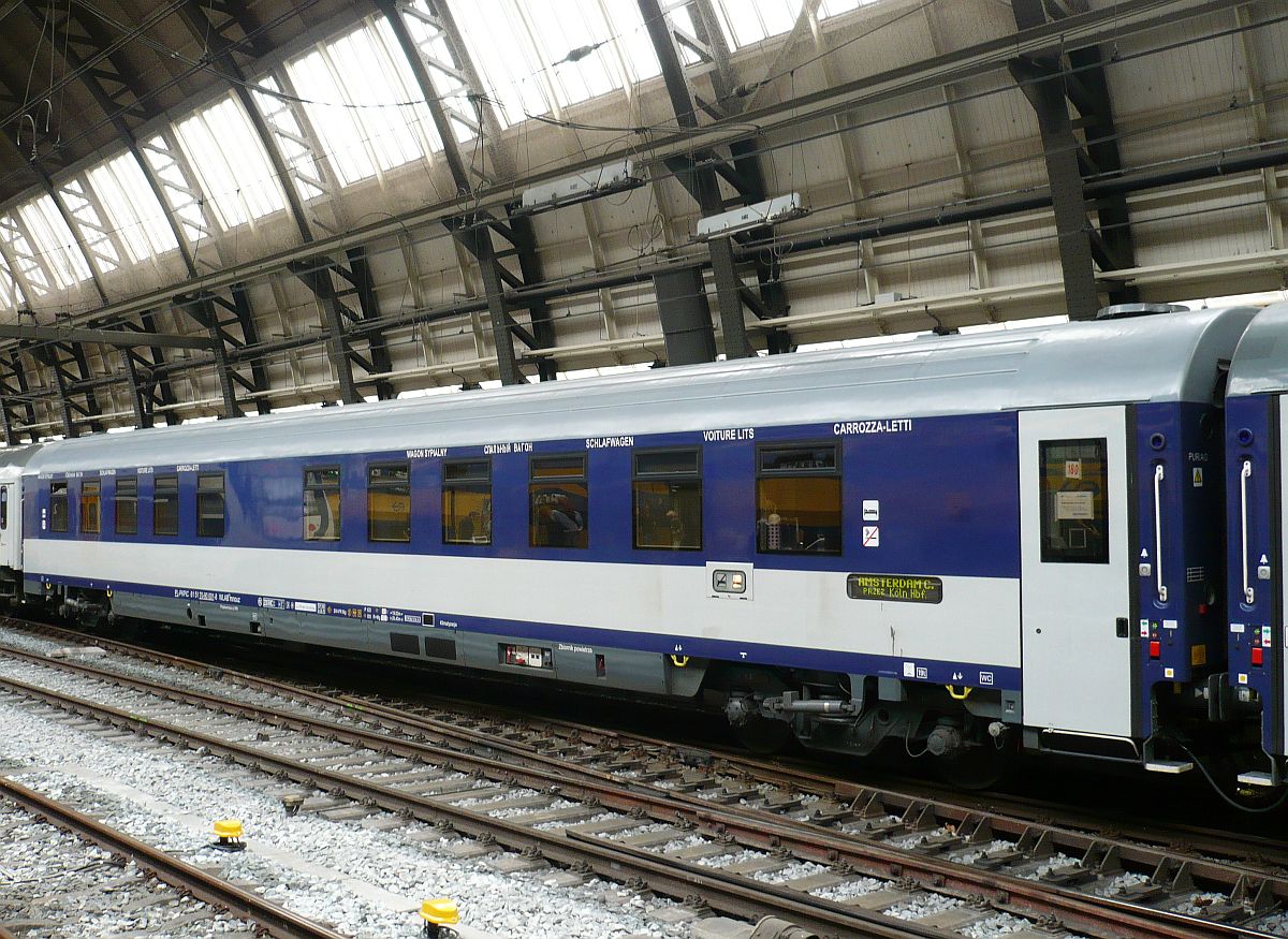 PKP Schlafwagen WLAB10mnouz mit Nummer 61 51 70-90 001-8 auf Gleis 7 Amsterdam Centraal Station 04-06-2014.

PKP slaaprijtuig WLAB10mnouz met nummer 61 51 70-90 001-8 in trein 456 op spoor 7 Amsterdam Centraal Station 04-06-2014.