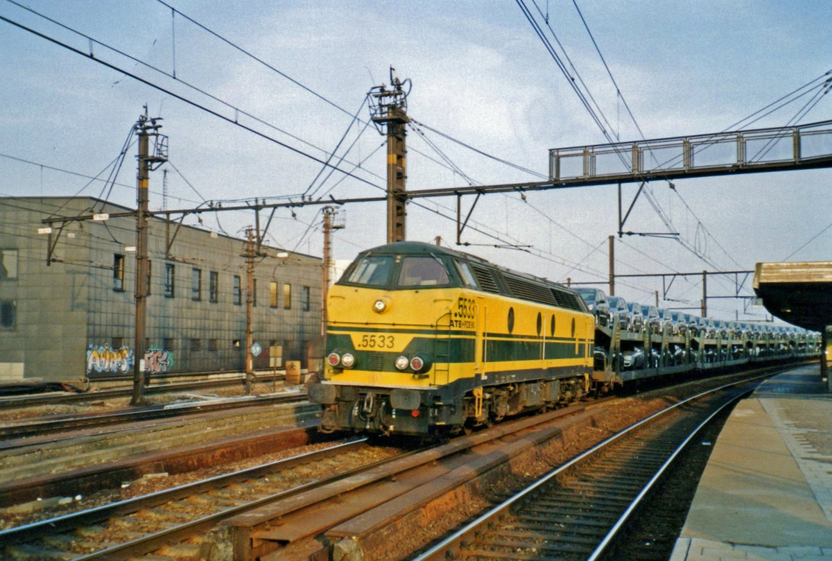 PKW Ganzzug mit 5533 durchfahrt am 13 Juni 2006 Antwerpen-Berchem.