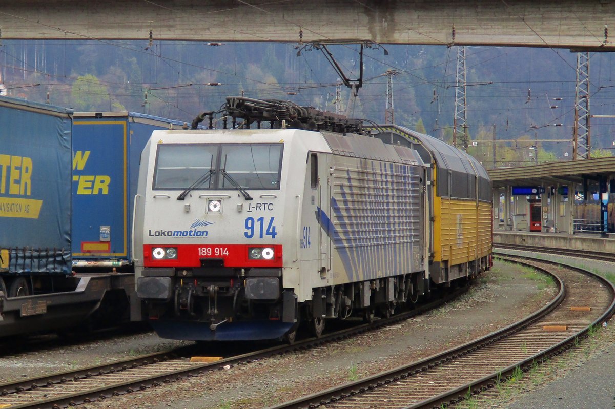 PKW-Zug mit 189 914 treft am 4 April 2017 in Kufstein ein.