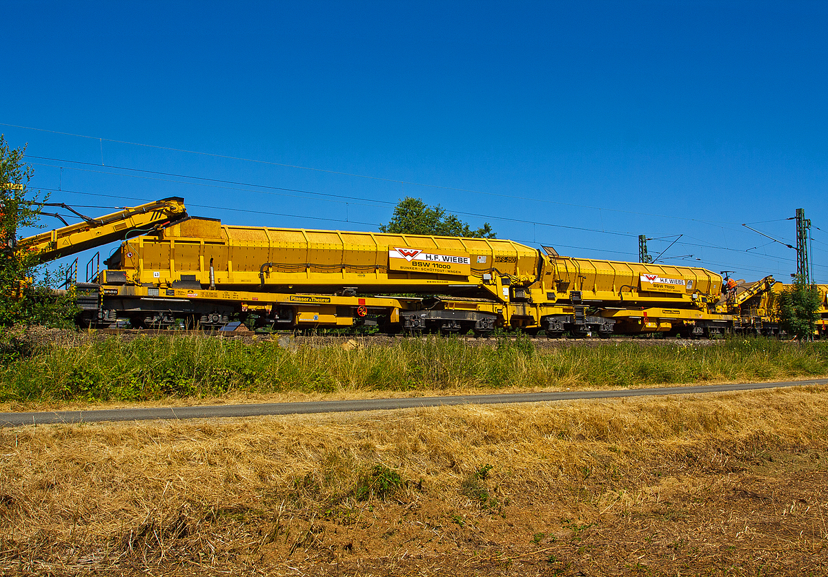 Plasser & Theurer Materialfrder- und Siloeinheit MFS 250 (H.F. Wiebe Bezeichnung Bunker-Schttgut-Wagen BSW 11000), Schweres Nebenfahrzeug-Nr.99 80 9552 063-6 D-GBM (ex 97 19 17 503 57-7), EBA-Nr.  EBA 02 C 02B002, der GBM Wiebe Gleisbaumaschinen GmbH, am 20.07.2013 in Katzenfurt  (Lahn-Dill-Kreis) an der KBS 445  Dillstrecke .

Die MFS 250 wurde bei Plasser & Theurer 2004 unter der Fabriknummer 4327 gebaut.

Die Material-Frder- und Siloeinheit MFS 250 dient zum Transport von Schotter oder des Abraums im Rahmen der Schotterbettreinigung oder Untergrundsanierung. Eine Aufnahmekapazitt von 110 m pro MFS 250-Einheit und eine Frderleistung von bis zu 1.000 m/h kommen den hohen Materialmengen, die bei diesen Arbeiten anfallen, entgegen. Hauptvorteil des MFS 250 ist, wie schon bei den anderen bewhrten Modellen der MFS-Serie, der kontinuierliche Frder-, Speicher- und Entladevorgang.

Der MFS 250 ist als offener Bordwagen in Gelenkbauweise mit vier dreiachsigen Drehgestellen gestaltet und in Regelfahrzeugbauart ausgefhrt. Die beiden mittleren Drehgestelle sind mit einem Rahmen verbunden auf dem sich ber ein Gelenk der vordere und hintere Siloteil des MFS 250 absttzt. Die Frderbnder werden hydraulisch angetrieben, die Energie dazu liefert ein Dieselmotor der sich unterhalb des hinteren Fahrzeugrahmens befindet.


Der Boden des MFS 250 besteht aus zwei 1.920 mm breiten Frderbndern. Die hintere Stirnseite des Silos ist geschlossen. Am vorderen Ende des Wagens ist ein nach links oder rechts schwenkbares Frderband angeordnet, welches zum Entladen bzw. zur Weitergabe des Transportgutes dient.

Das Entladeband ist nach beiden Seiten ausschwenkbar. Dadurch kann das Material auf bereitgestellte Bahnwagen, Behltertransportwagen, LKW oder auf Halden gefrdert werden. Smtliche Einheiten des Abraumzuges knnen bei ausschlielicher Verwendung von MFS 250 durch Ausschwenken der Entladebnder gleichzeitig entleert werden. Eine Sicherheitseinrichtung erkennt rechtzeitig ein mgliches Kippen des Fahrzeugs, schaltet das Frderband ab und schwenkt es ein. 

ARBEITSWEISE:
Die Bunker-Schttgut-Wagen knnen unter spannungsfhrender Fahrleitung eingesetzt werden.
Die BSW-11000 knnen mit MFS-38, MFS-40, MFS-100, BSW-2000 und BSW-6000 gekoppelt werden.

Der Boden des BSW ist als steuerbares Speicherbodenband mit einer Frderbreite von 1.920 mm ausgebildet. An einem Wagenende ist ein bergabeband mit ebenfalls 1.920 mm Frderbreite angeordnet, in der Ausfhrung als Durchfrderwagen nicht seitlich schwenkbar, als Entladewagen beidseitig 45 Grad schwenkbar mit einer maximalen Ausschwenkweite von 4.400 mm ab Gleismitte. 

Mit diesen Schwenkbndern knnen Flachwagen im Nachbargleis bis 4,5 m Gleisabstand mittig beladen werden.
Die BSW knnen als Silowagen mit 110 m oder 140 t bei Streckenklassen D4, oder als Durchfrderwagen 800 m/h verwendet werden.

Die Frderbnder sind in folgenden Geschwindigkeiten stufenlos regelbar:
Siloband: 1. Gang (Speichern) 0 - 0,028 m/s / 2. Gang (Durchfrdern) 0 - 0,140 m/s
bergabeband: 0 - 1,000 m/s
Die Abwurfhhe betrgt max. 3.950 mm ber SOK.


TECHNISCHE DATEN:
Spurweite:  1.435 mm
Anzahl der Achsen: 12 (in 4 Drehgestellen)
Lnge ber Puffer: 38.000 mm
Drehzapfenabstand:  11.700 / 8.000 / 11.700 mm
Achsabstnde in den Drehgestellen: jeweils 2 x 1.800 mm
Laufraddurchmesser: 850 mm (neu)
Siloinhalt:  110 m
Frderleistung max.: 800 - 1000 m/h (materialabhngig)  
Entladezeit: ca.  7 min.
Kraftversorgung:  wassergekhlter 6-Zylinder Deutz-Dieselmotor mit Ladeluftkhlung, Typ BF 6M 1013 C 
Hubraum: 7,14 l
Motorleistung:  170 kW bei 2.300 U/min
Kleinster fahrbarer Radius:  120 m
Lnge inkl. Frderband, ca.:  41.700 mm
Breite (max. bei berstellfahrt)  3.100 mm
Hhe ber SOK  4.190 mm
Eigengewicht, ca.: 114,6 t
Max. Ladegewicht: 136 t (Streckenklasse CE und D4)
Max. Gesamtgewicht bei berstellfahrt fr Streckenklasse CE und D4:  252 t
Max. Geschwindigkeit gezogen: 100 km/h 
