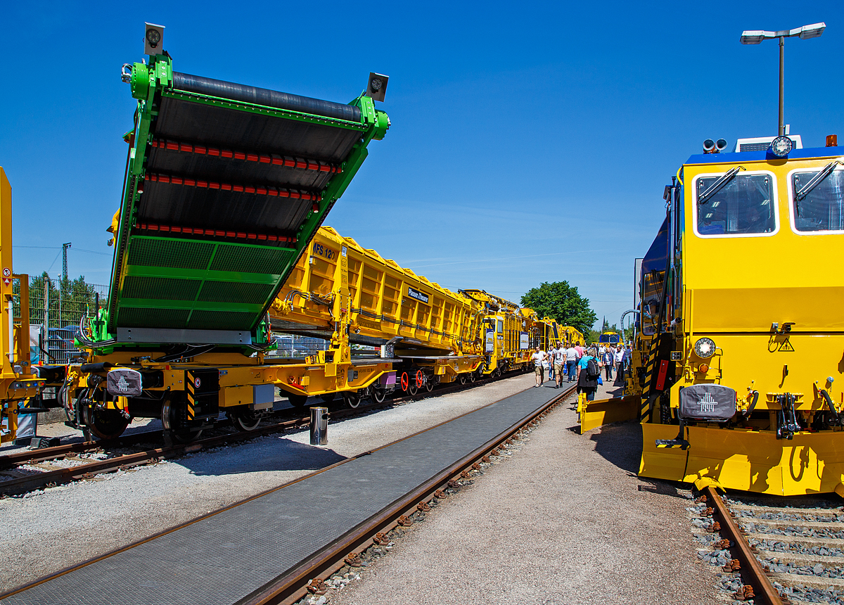 Plasser & Theurer Materialförder- und Siloeinheit MFS 120, Schweres-Nebenfahrzeug-Nr. 99 81 9352 086-8 A-PLA, der Franz Plasser Vermietung von Bahnbaumaschinen GmbH, präsentiert auf der iaf 2017 in Münster (am 01.06.2017). Hier mit komplett geschwenktem Übergabeband.

Die Materialförder- und Siloeinheit MFS 120 wurde 2017 von Plasser & Theurer  in Linz (A) unter der Fabriknummer 6541 gebaut-

Die Materialförder- und Siloeinheit ist zum kontinuierlichen Be- und Entladen. Die MFS 120 sind für optimiertes Fördern, Speichern. Entladen bis 68 m³ mit schwenkbarem Übergabeförderband ausgestattet. Sie kann gleichzeitig beladen und entladen werden. Die Steuerung kann hierbei auch über eine Fernbedienung erfolgen. Das schwenkbare Übergabeförderband ermöglicht den Materialtransport zum nächsten Wagen oder in geschwenkter Stellung neben das Gleis. Als Neuheit besteht die Möglichkeit, das Übergabeförderband in das Drehgestell zu versenken. Beim Abtransport der Wagen kann so auf den bislang notwendigen Schutzwagen verzichtet werden. Die MFS 120 sind kompatibel zu den bisherigen Wagen (z.B. MFS 100).

Materialförder- und Siloeinheiten dienen zum Transport von Schotter, Abraum und Pufferspeicher bei der Bettungsreinigung bzw. Planumsverbesserung. Hauptvorteil ist der kontinuierliche Förder-, Speicher- und Entladevorgang. Eine Zusammenstellung von beliebig vielen MFS-Wagen zu einem Zug mit jeweils gewünschter Speicherkapazität ist möglich. Der Füllvorgang beginnt beim vordersten Wagen (in Arbeitsrichtung), die folgenden Wagen dienen als Förderstraße.

TECHNISCHE DATEN:
Spurweite: 1.435 mm
Achsanzahl : 8 (in 4 Drehgestellen)
Länge über Puffer: 22.900 mm
Gesamtlänge mit ausgefahrenem Förderband: ca. 26 640 mm
Drehzapfenabstände: 4.800 mm / 6.650 m / 4.800 mm
Achsabstand in den Drehgestellen: 1.800 mm
Laufraddurchmesser: 920 mm (neu)
Höhe:  4.165 mm (Arbeit) / 3 974 mm (Schleppfahrt)
Breite:  3.183mm
Leergewicht: 65.000 kg
Siloinhalt (theoretisch): 68 m³
Nutzlast:  80,5 t (ab C2) / 98,6 t (ab D 3) / 112,5 t (ab D 4)
Höchstgeschwindigkeit: 100 km/h 
Bremse: KP-GE-A (Max. 147 t)
Handbremse: Ja (einzeln auf 2 Drehgestelle)
Kleister befahrbarer Gleisbogen: R = 150 mm
Diesel-Motorleistung: 129 kW (für Hydraulische Antriebe)
Schwenkbereich des Übergabebandes: ±45°
Förderbandbreiten (Bodenförderband):  1.980 mm
Förderbandbreiten (Übergabeband):  1.900 mm
