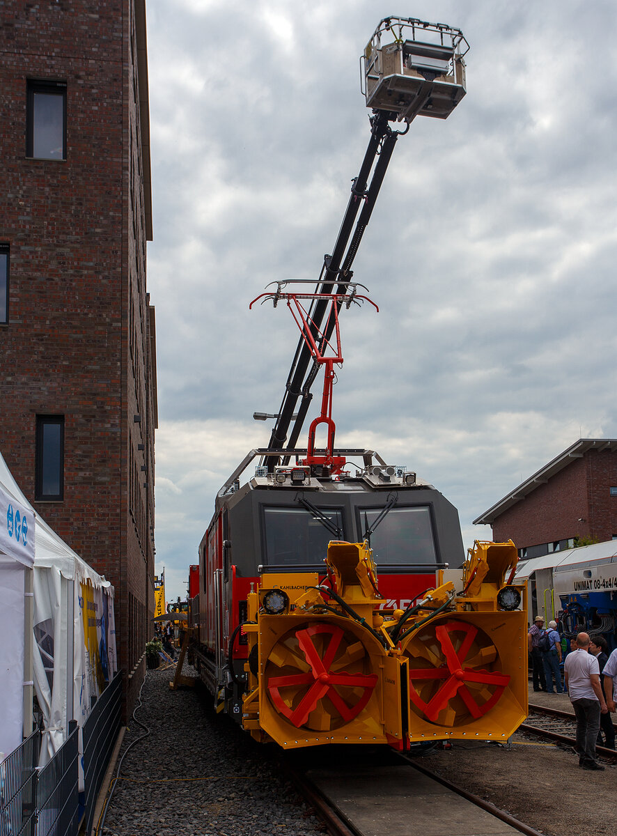 Plasser & Theurer präsentierte auf der 29. Internationale Ausstellung Fahrwegtechnik 2025 (iaf) in Münster (hier am 20 Mai 2025), den neuen P&T MultiCrafter 15.4 E³ Typ 3 für die Oberbauinstandhaltung der ÖBB Infra
A-ÖBB 99 81 9120 202-2 / X730.02 (Baujahr 2025). Vorne mit angebauter Kahlbacher Schneeschleuder. 

Die P&T Catenary Crafter Typ 1 und Typ 2, MultiCrafter sowie TransportCrafter sind Bahndienstfahrzeuge der Österreichischen Bundesbahnen und bauen auf dem E3 Konzept von Plasser & Theurer auf.

Der Plasser MultiCrafter 15.4 E³ ist ein multifunktionales Kraftpaket mit emissionsfreiem Antrieb. Er bietet höchste Flexibilität und optimalen Leistungsumfang im Einsatz, von Arbeiten mit Kran und Arbeitskorb bis hin zu Schneeräumtechnik. Die Grundstruktur des Trägerfahrzeugs ist identisch mit anderen Maschinenausprägungen, was die Lagerhaltung von Ersatzteilen vereinfacht. Der MultiCrafter kann bis zu 900 t Anhängelast ziehen und nutzt drei Energiequellen: Oberleitung, Traktionsbatterien und ein dieselelektrisches Powerpack. Der vollelektrische Antriebsstrang ermöglicht verschleißfreies Bremsen und Rückgewinnung von Energie. Die umfassende Ausstattung beinhaltet einen leistungsstarken Eisenbahnkran (PALFINGER PKR 370 mit einem max. Hubmoment von 35,0 mt und einer Reichweite bis zu 21,7 m), eine große Ladeplattform und Schneeräumtechnik (von KAHLBACHER).

Die österreichischen Bundesbahnen (ÖBB) setzen neue Maßstäbe in der Instandhaltung ihres Schienennetzes durch die Einführung einer hochmodernen und umweltfreundlichen Flotte. Nach einer EU-weiten Ausschreibung erhielt Plasser & Theurer den Auftrag für 56 High-Tech-Hybridfahrzeuge. Neben dem technologischen Fortschritt ist damit auch das sukzessive Ausscheiden der älteren ÖBB-Flotte verbunden, die teilweise seit über 40 Jahren im Einsatz ist.

Die neuen Hochleistungs-Instandhaltungsfahrzeuge mit umweltfreundlichem Hybridantrieb spielen eine entscheidende Rolle für die Zuverlässigkeit des ÖBB-Schienennetzes. Bei Störungen sind sie mit einer Höchstgeschwindigkeit von 120 km/h die Ersten vor Ort und sorgen dafür, dass die Strecken schnellstmöglich wieder freigegeben werden können. Damit leisten die Maschinen einen wichtigen Beitrag zu einem hochverfügbaren Fahrweg.

Um den unterschiedlichen Anforderungen gerecht zu werden, wurden vier modulare Maschinentypen auf gemeinsamer Basis entwickelt, es sind:
•	Plasser CatenaryCrafter 15.4 E³ (Typ 1), spezialisiert auf den Neubau und die Montage von Oberleitungsanlagen, bei der ÖBB als X710 geführt.
•	Plasser CatenaryCrafter 15.4 E³ (Typ 2), spezialisiert auf die Instandhaltung von Oberleitungsanlagen, bei der ÖBB als X720 geführt.
•	Plasser MultiCrafter 15.4 E³, für universelle Instandhaltungsarbeiten am und seitlich des Oberbaus sowie für sicheren Transport von Material und Personen zum Einsatzort, bei der ÖBB als X730 geführt.
•	Plasser TransportUnit 14.2, aus Steuerwagen ohne eigenen Antrieb, mit großer Ladefläche zum Transport von zusätzlichem Material und Equipment. Vom vollwertigen Fahrstand kann der Antrieb einer gekoppelten Maschine mittels Vielfachsteuerung genutzt werden.
Die modulare Bauweise bietet dem Betreiber mehrere Vorteile, etwa einen einheitlichen Fahrstand, der den Schulungsaufwand für das Bedienpersonal reduziert, und die Möglichkeit, defekte Module schnell auszutauschen, um Stillstandszeiten zu minimieren. Mit der von Plasser & Theurer entwickelten E³-Technologie fahren und arbeiten alle Maschinentypen emissionsfrei und geräuscharm über den Strom aus der Oberleitung oder batterieelektrisch aus LithiumTitanatOxid Akku 203kWh (eine volle Ladung reicht für einen Arbeitstag). Sollte mal keine Oberleitung vorhanden sein und die Akkus sind leer, dafür besitzen die Fahrzeuge noch einen Backup-Diesel (dieselelektrischer Powerpack mit 520 kW Leistung). 

Der Multi Crafter (Typ 3) besitzt eine Ladeplattform mit steckbarem Geländer zum Geräte- und Materialtransport. Die Sozialkabine mit Küchenzeile, Sitzgelegenheit und Sanitärbereich bietet Platz für bis zu 11 Personen auf der Maschine, auch für Überstellfahrten. Die Maschine hat Anbaumöglichkeit für Schneeräumtechnik auf beiden Seiten. Ein Einsatz im Tunnel möglich.

Von der ÖBB wurden bestellt: 
29 P&T Catenary Crafter (Typ 1 und Typ 2), 
21 P&T Multi Crafter (Typ 3) und 
6 P&T TransportUnits (Steuerwagen)

Mehr Reichweite, weniger Verschleiß:
Die Laufruhe bei 120 km/h beeindruckt, zusammen mit großer Reichweite der Batterie. Das verschleißfreie elektrische Bremssystem ermöglicht regeneratives Bremsen, selbst im Dieselbetrieb. Die gewonnene Energie wird vorrangig für das Laden der Traktionsbatterie verwendet und sorgt so für mehr Reichweite. Positiv hervorzuheben ist auch der Tandembetrieb mit Mehrfachtraktion. Mehrere Maschinen können gekoppelt werden, wobei der Antrieb von zwei Maschinen gemeinsam von einem Führerstand genutzt und gesteuert wird. Alle relevanten Informationen, inklusive jene der zweiten antreibenden Maschine, sind auf einem zusätzlichen Monitor einsehbar.

Die Eisenbahn ist Verkehrsträger Nummer eins der Zukunft:
Die neue Instandhaltungsflotte ist ein wichtiger Schritt in die Zukunft der Eisenbahn als Verkehrsträger. Die ÖBB rüsten sich für die aktuellen Herausforderungen, insbesondere im Hinblick auf die Klimakrise und die Notwendigkeit, Güter- und Personenverkehr auf die Schiene zu verlagern. Erklärte Ziele sind Verdoppelung der Leistung und Etablierung als CO2-neutraler Mobilitätssektor, die bis 2040 erreicht werden sollen. 

TECHNISCHE DATEN des X730:
Hersteller: Plasser & Theurer in Linz (A)
Typ: Plasser MultiCrafter 15.4 E³ (Typ 3)
Baujahre (ÖBB-Fahrzeuge): ab 2023
Bestellt Anzahl der ÖBB: 21 
Spurweite: 1.435 mm (Normalspur) 
Achsformel: Bo´Bo´
Länge über Puffer: 22.040 mm 
Drehzapfenabstand: 15.400 mm 
Achsabstand im Drehgestell: 2.100 mm
Treib- und Laufraddurchmesser: 920 mm (neu)
Max. Achslast: 22,5 t
Eigengewicht: 78.000 kg
Max. Zuladung bei Lastgrenze S: 2,0 t ab C / 11,4 t (ab Streckenklasse D)
Max. Zuladung bei Lastgrenze SS: 2,0 t ab C / 10,0 t (ab Streckenklasse D)
Höchstgeschwindigkeit: 120 km/h (eigen und geschleppt)
Antrieb: über 15 kV, 16,7 Hz aus der Oberleitung, oder batterieelektrisch LithiumTitanatOxid Akku 203kWh oder Backup-Diesel
Backupantrieb: Powerpack dieselelektrisch mit Dieselmotor mit einer Leistung von 520 kW mit Abgasnorm EU Stufe V
Diesel-Tankinhalt: 1.200 l
Kleinster bef. Halbmesser: R 112 m
Bremse: KEn – GPR – A - W (D)
Zugbeeinflussung: ETCS Level 2, PZB
Eisenbahn-Ladekran: PALFINGER PKR 370 mit einem max. Hubmoment von 35,0 mt und einer Reichweite bis zu 20,5 m über SOK / ca. 16,9 m ab Gleismitte. 
Arbeitskorb: max. Traglast 350 kg, demontierbar
