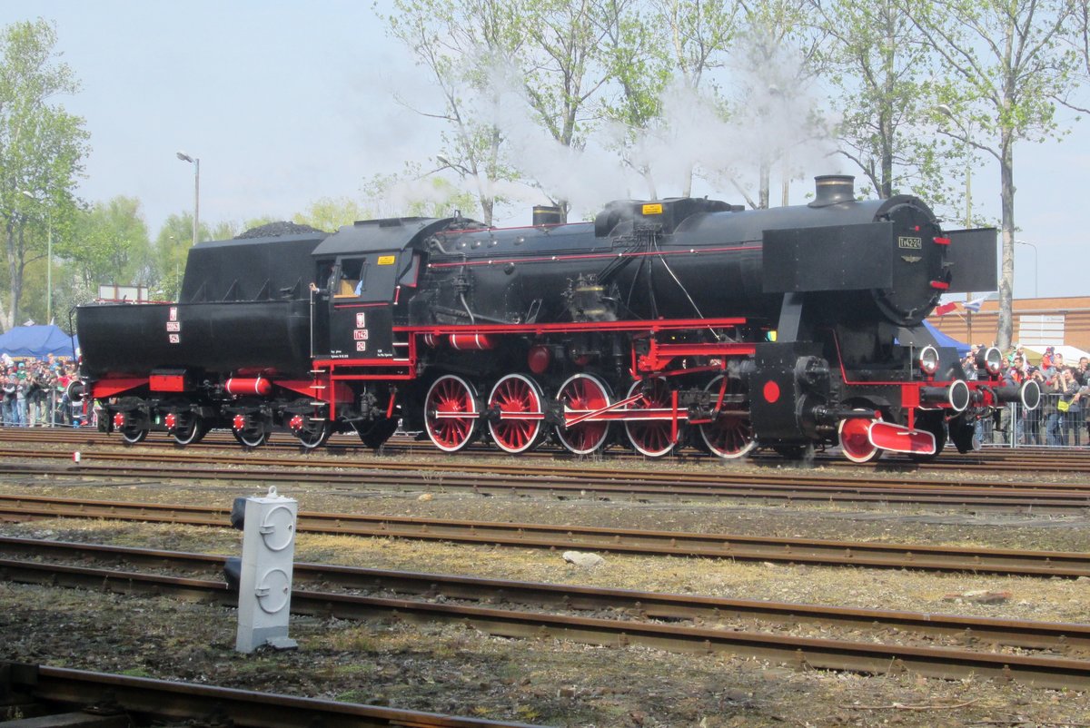 Polnische Kriegslok Ty42-24 nimmt Teil an der Lokparade in Wolsztyn, 30 April 2016.