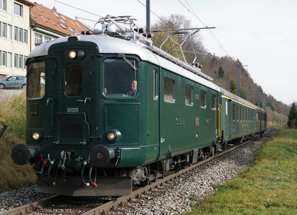 PORTRAITAUFNAHME
SBB: SBB HISTORIC Erlebnisfahrt Route  Vue des Alpes  mit der Re 4/4 I 10001 bei Villeret BE am 28. Oktober 2017.
Foto: Walter Ruetsch