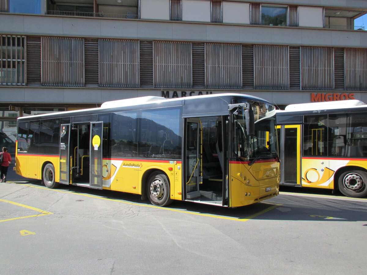 Postauto – Volvo 8900 (GR 162 982) am Bahnhof in Ilanz am 9.8.24