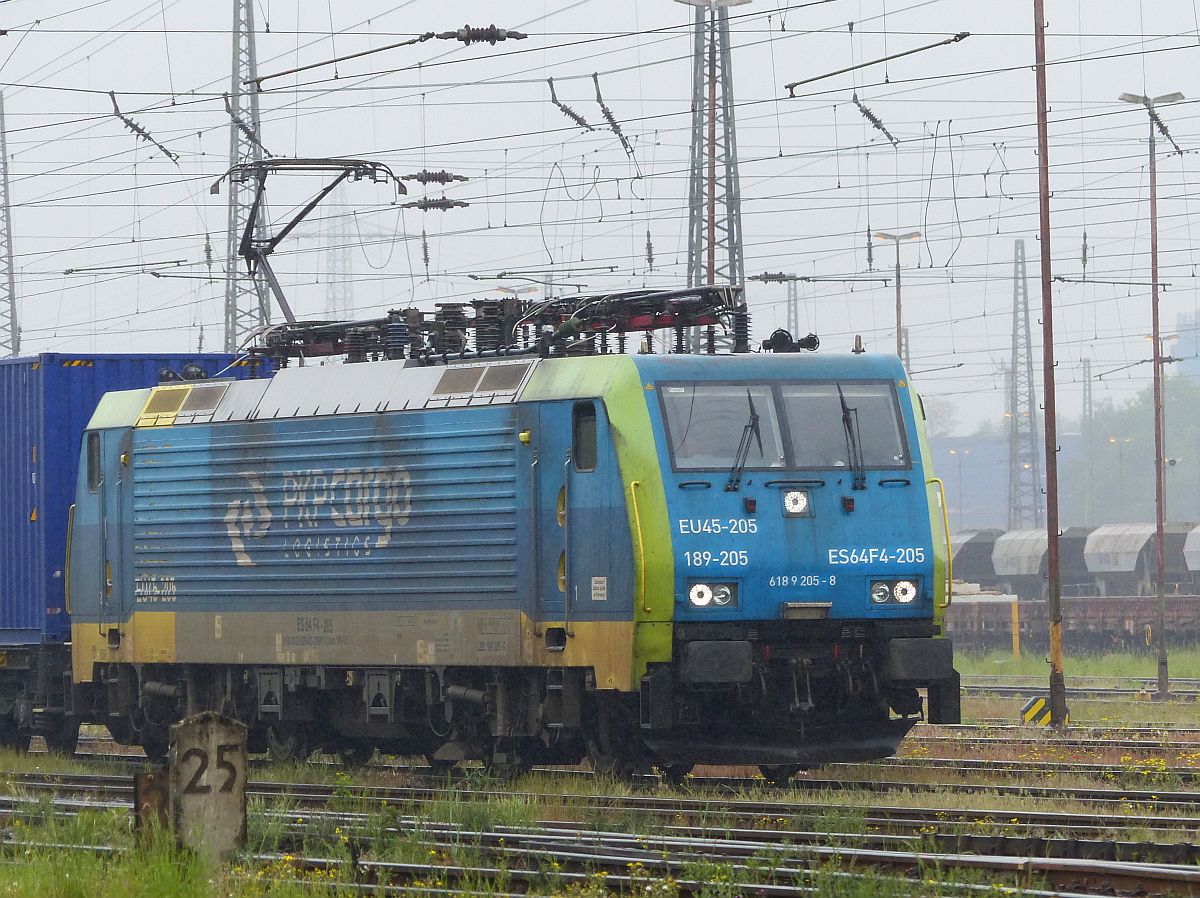 PPKP Cargo Lok EU45-205 (189 208-8) mit  China Shuttle  Gterbahnhof Oberhausen West, Deutschland 20-05-2016.

PKP Cargo loc EU45-205 (189 208-8) met een  China Shuttle  containertrein goederenstation Oberhausen West, Duitsland 20-05-2016.