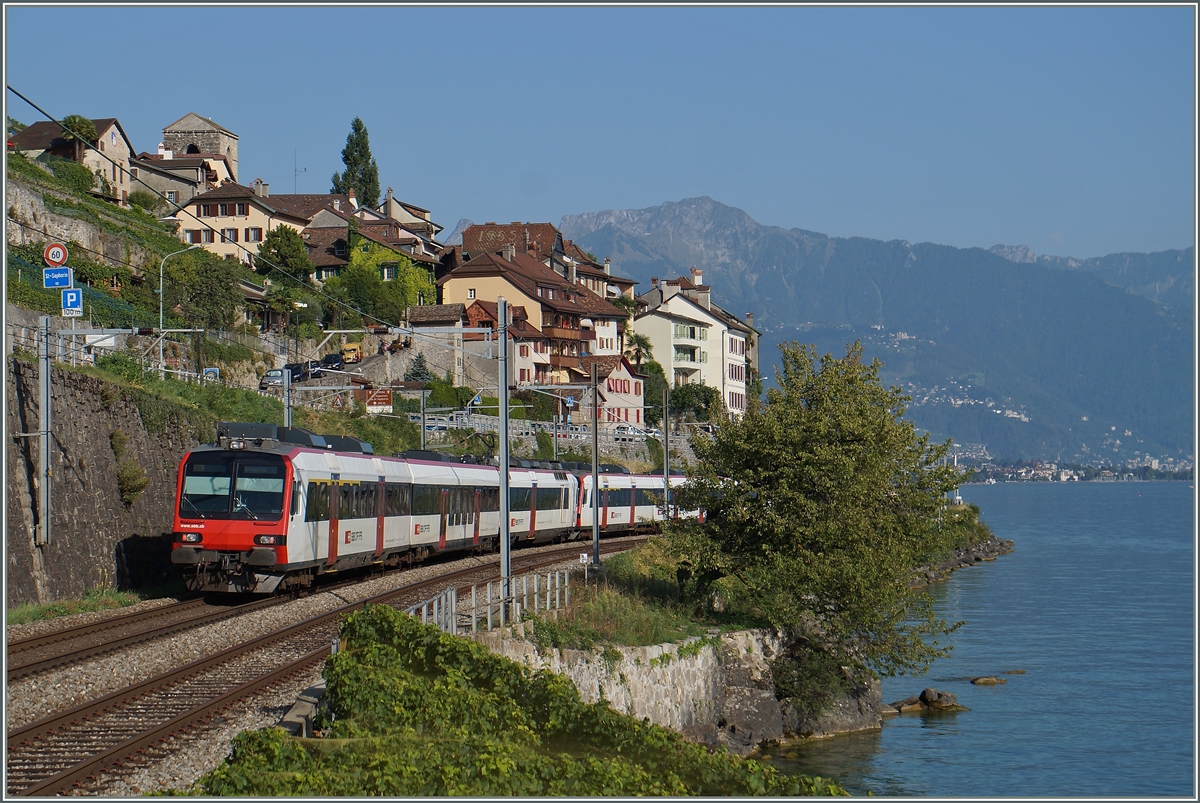 Prägten vor wenigen Jahren die NPZ den Regionalverkehr am östlichen Genfersee, so verkehrt heute nur noch ein RE Paar mit Dominos, die S-Bahnzüge haben Flirts übernommen. 
Der RE 6069 Lausanne - St-Maurice kurz vor St-Saphorin.
31. August 2015