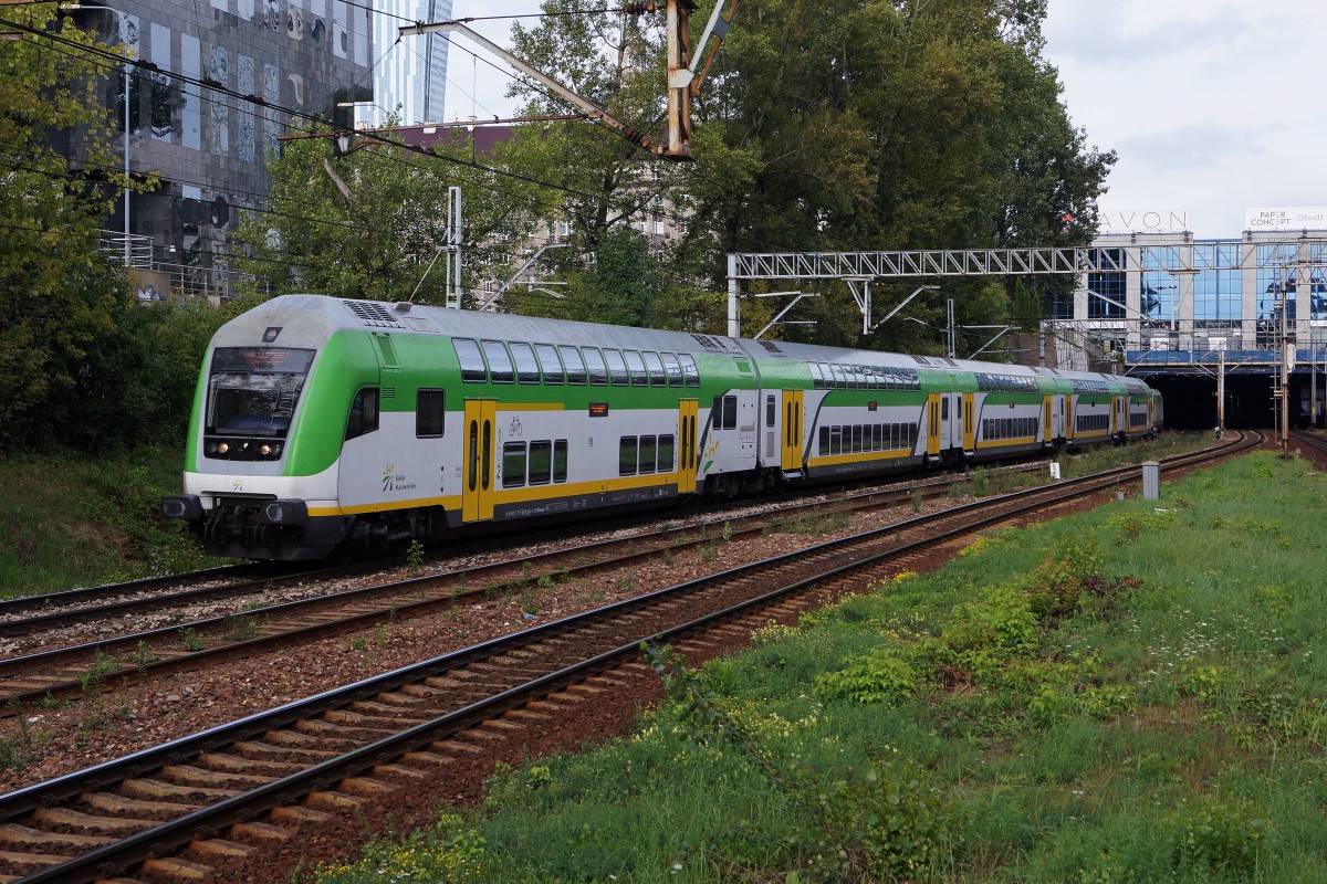 Privatbahnen in Polen: Sehr abwechslungsreich präsentiert sich zur Zeit noch der Fahrzeugpark der Koleje Mazowieckie.
Pendelzug bestehend aus der EU47-010 5170 010-0 und Bombardier Doppelstockwagen in Warschau am 14. August 2014. Diese Baureihe ersetzte die EUO7. 
Foto: Walter Ruetsch