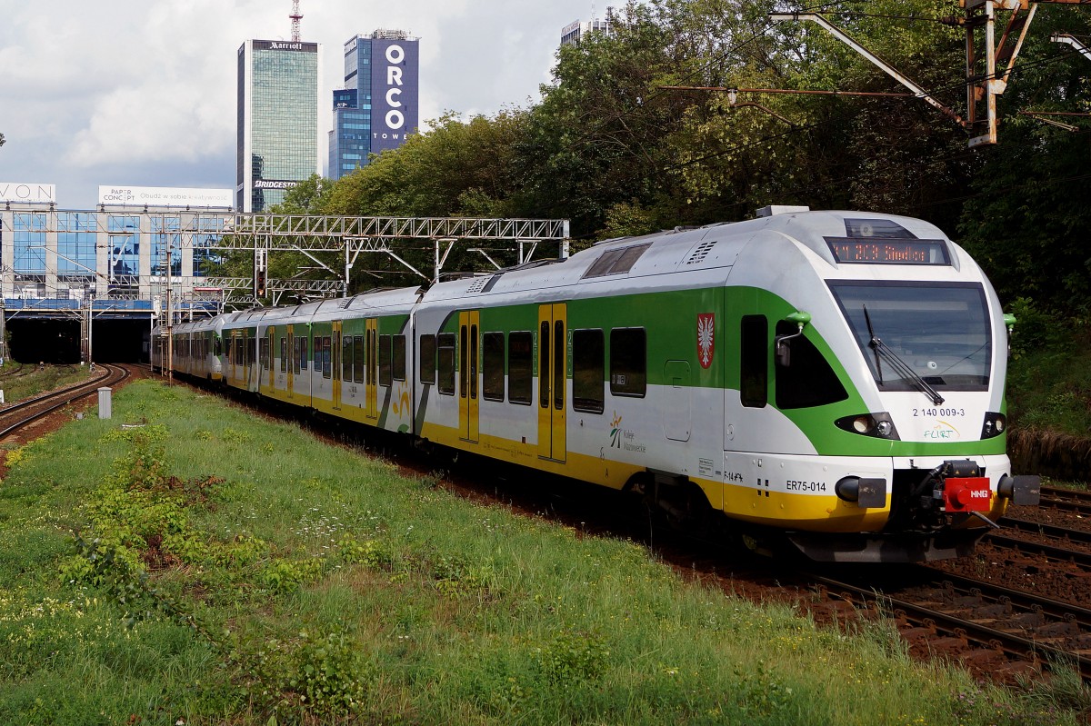 Privatbahnen in Polen: Sehr abwechslungsreich prsentiert sich zur Zeit noch der Fahrzeugpark der Koleje Mazowieckie.
Niederflur Pendelzug Stadler Flirt ER75 in Warschau am 14. August 2014.  
Foto: Walter Ruetsch