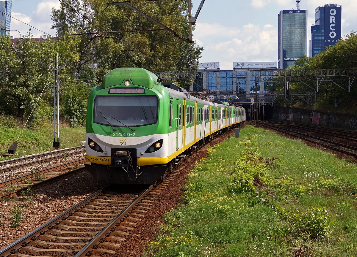 Privatbahnen in Polen: Sehr abwechslungsreich prsentiert sich zur Zeit noch der Fahrzeugpark der Koleje Mazowieckie.
Modernisierter EN 57 AKM-1646 ra 2 120 403-2 in Warschau am 15. August 2014.  
Foto: Walter Ruetsch