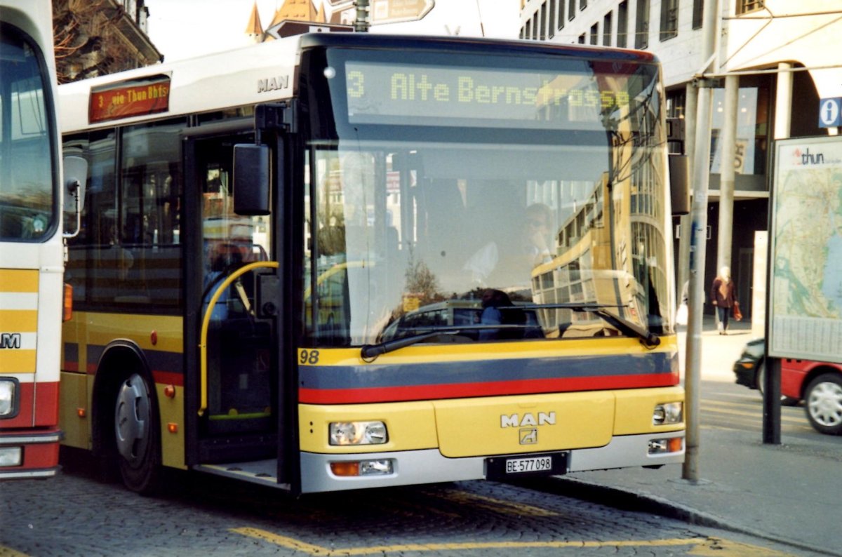 (R 4114) - Aus dem Archiv: STI Thun - Nr. 98/BE 577'098 - MAN am 10. Mrz 2005 beim Bahnhof Thun (Teilaufnahme)