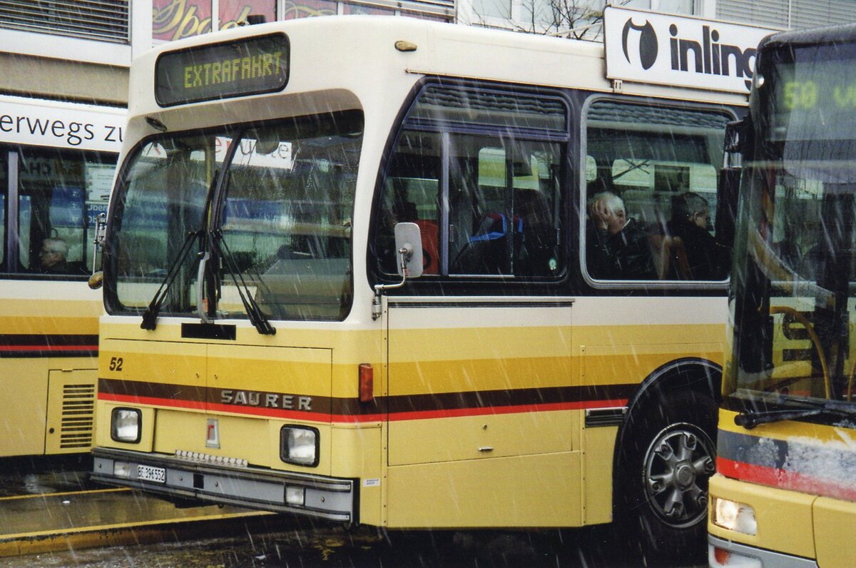 (R 4232) - Aus dem Archiv: STi Thun - Nr. 52/BE 339'552 - Saurer/R&J am 9. April 2005 beim Bahnhof Thun (Teilaufnahme)