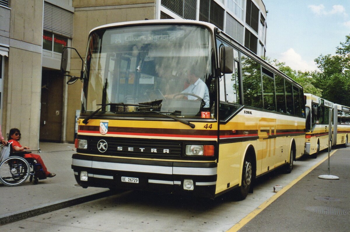 (R 4313) - Aus dem Archiv: STI Thun - Nr. 44/BE 26'729 - Setra (ex AGS Sigriswil) am 29. Mai 2005 beim Bahnhof Thun