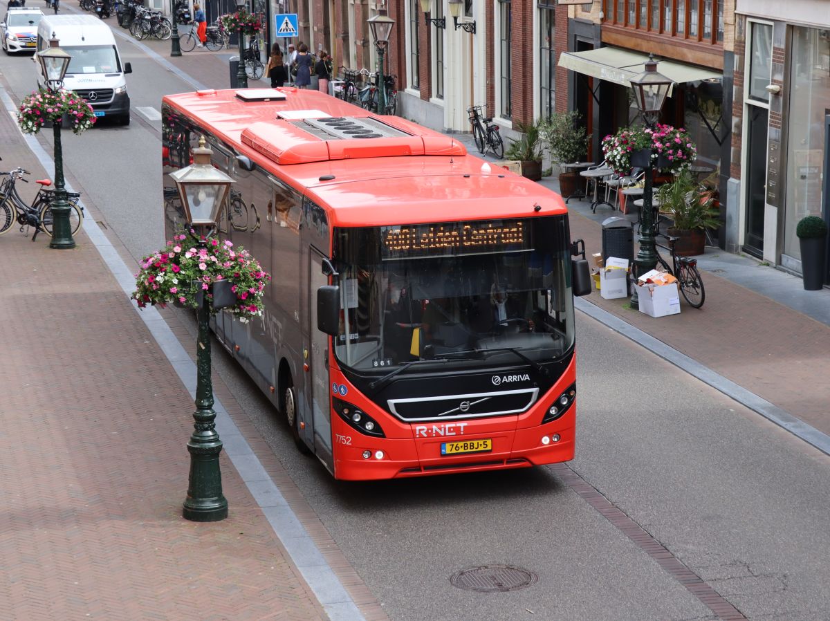 R-Net Arriva Bus 7752 Volvo 8900 Baujahr 2012. Breestraat, Leiden 21-06-2022.

R-Net Arriva bus 7752 Volvo 8900 bouwjaar 2012. Breestraat, Leiden 21-06-2022.