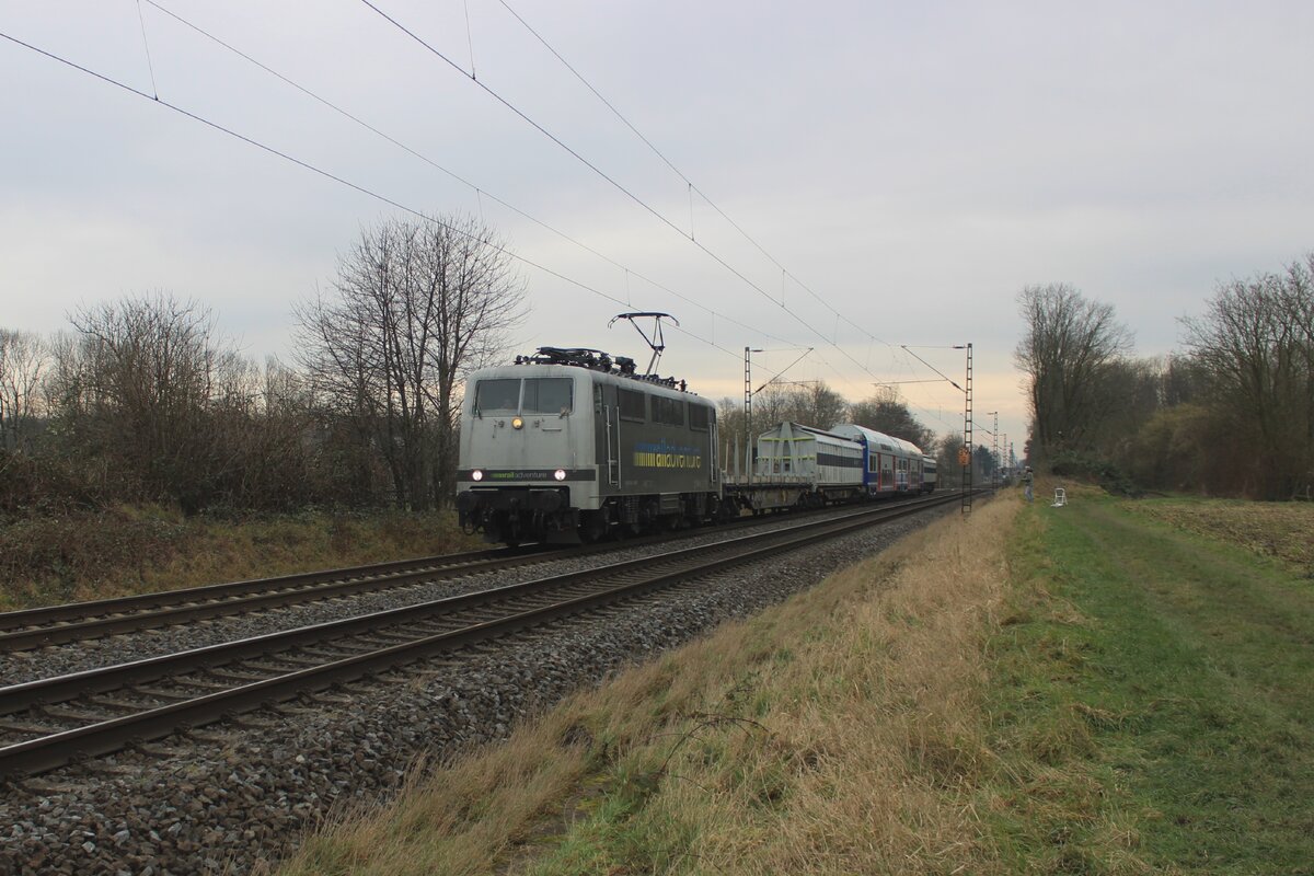 Rail Adventure 111 082 zieht ein berbringung von zwei Reisewagen fr Israel Railways bei Kaarst von Neuss nach Krefeld am 22 Januar 2025.