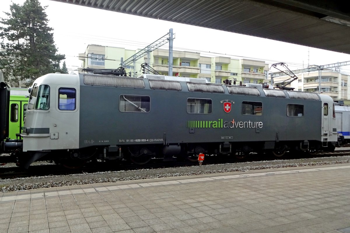 Rail Adventure 11603 wartet das Abfahrtsignal in SPiez am letzten Tag von 2019 ab.