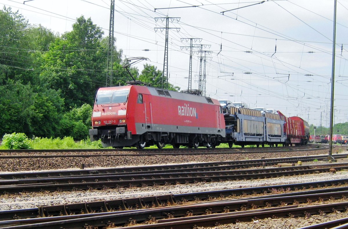 RaiLioN 152 097 legt sich bei Koblenz-Lützel in die Kurve am 2 Juni 2012.