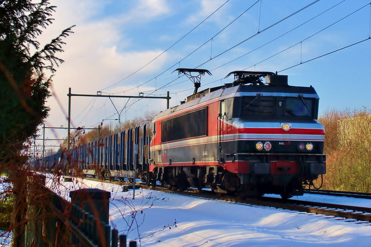 Railogic 1619 durchfahrt Wijchen am 12 Dezember 2017 und überrascht beinahe der Fotograf, deswegen kann es nür zum Notschüss kommen. 