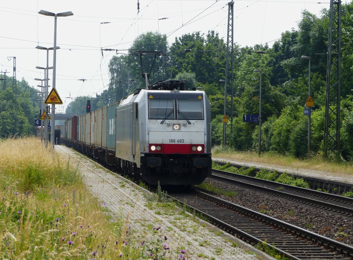 Railpool locomotive 186 493-3 Gleis 2 Bahnhof Empel-Rees 18-06-2021.

Railpool locomotief 186 493-3 spoor 2 station Empel-Rees 18-06-2021.